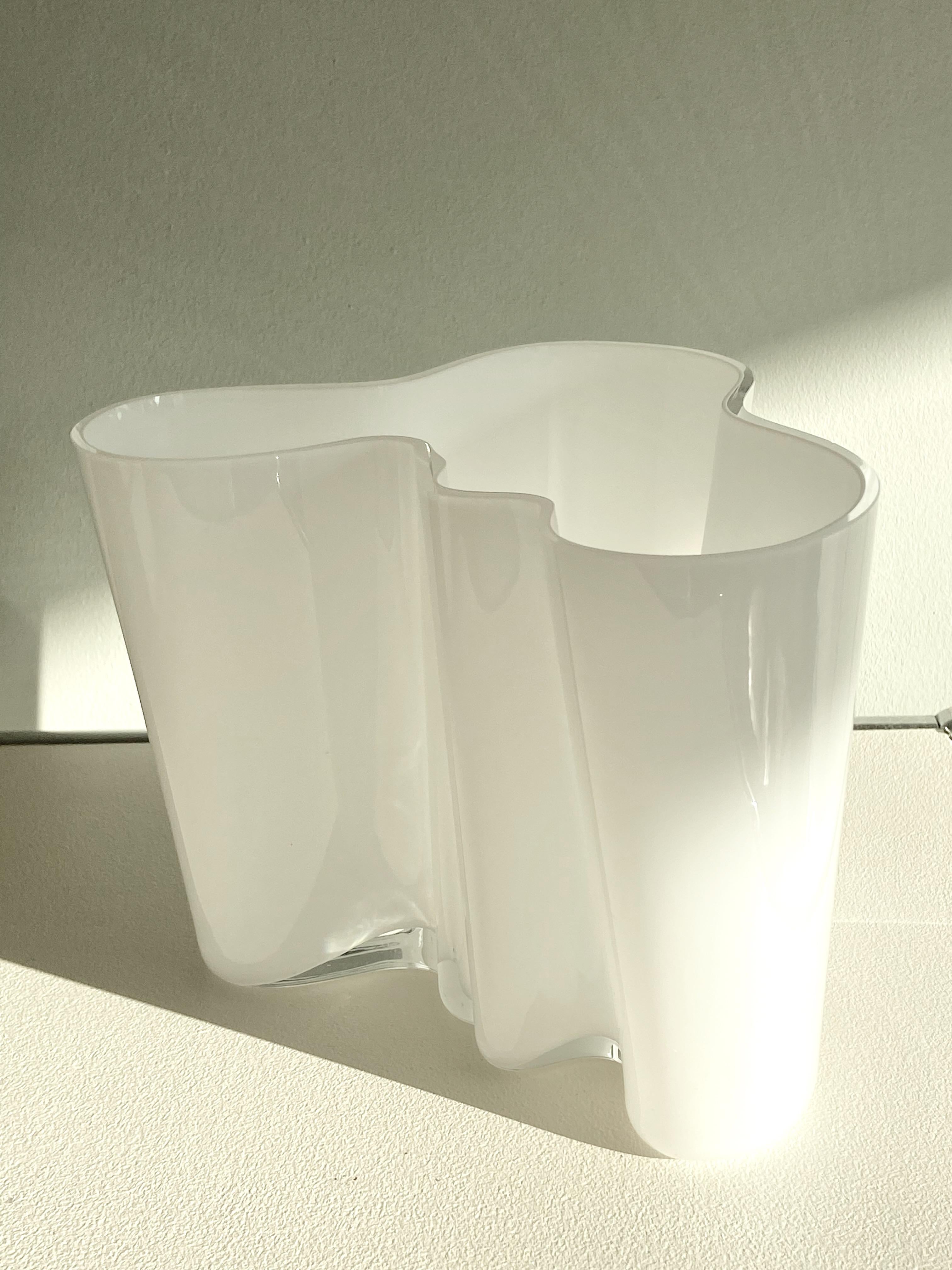 Vintage Hand Signed White 3030 Iittala Alvar Aalto Savoy Vase In Good Condition In Krefeld, DE