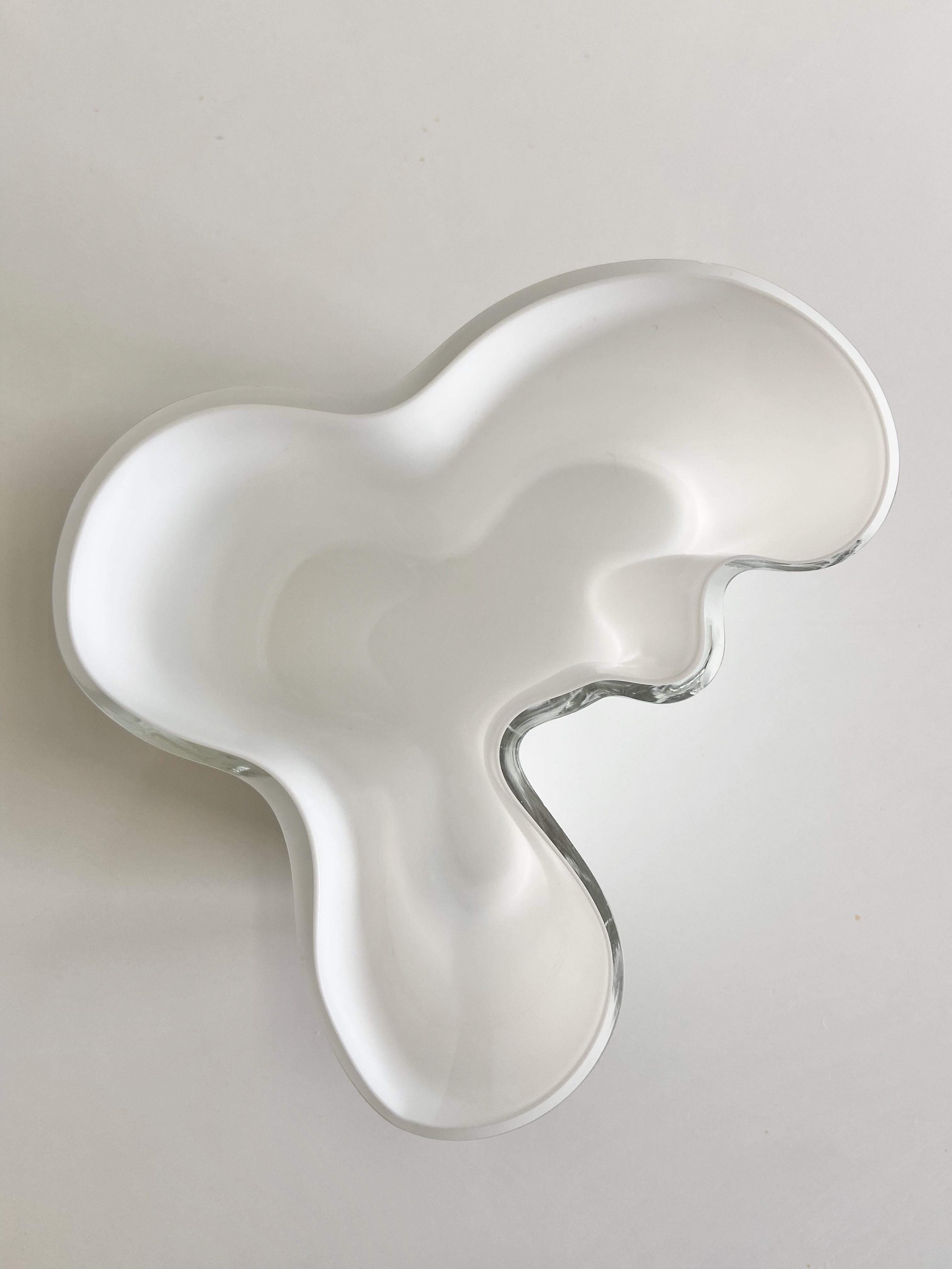 Handsignierte Iittala Alvar Aalto Savoy-Vase in Weiß, 3030 (Glas) im Angebot