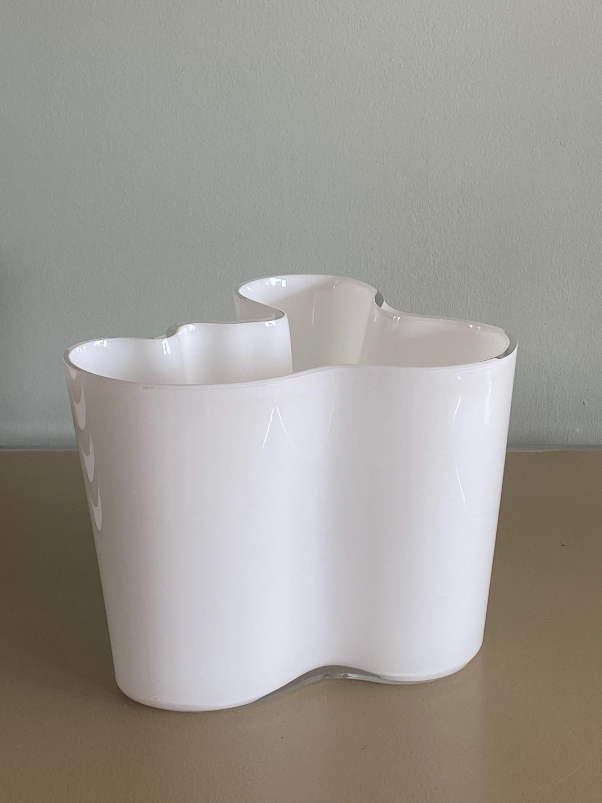 Handsignierte Iittala Alvar Aalto Savoy-Vase in Weiß, 3030 im Zustand „Gut“ im Angebot in Krefeld, DE