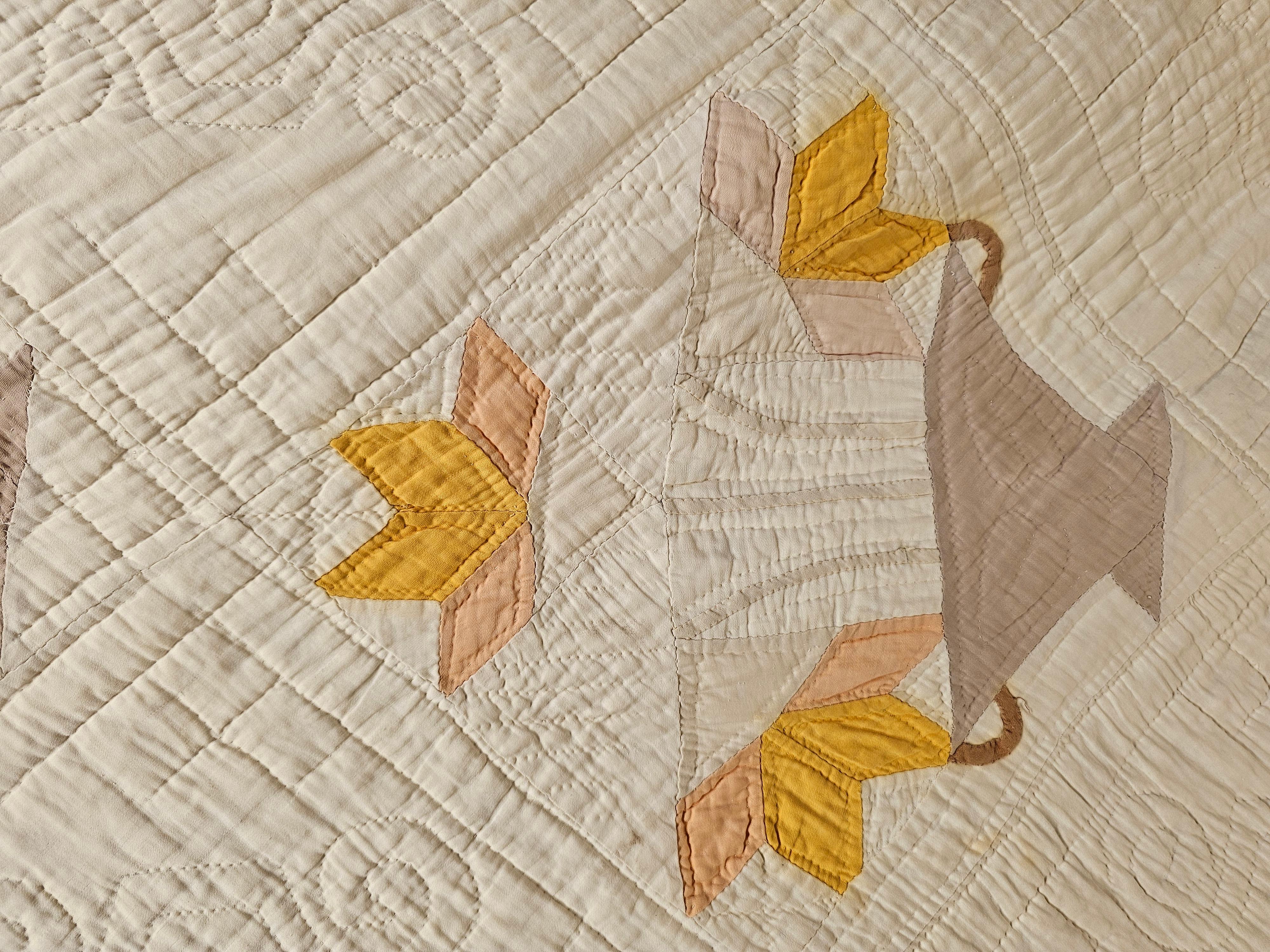 Vintage Hand Stitched Applique Quilt in Korb-Muster in Elfenbein, Brown, Gelb im Angebot 1