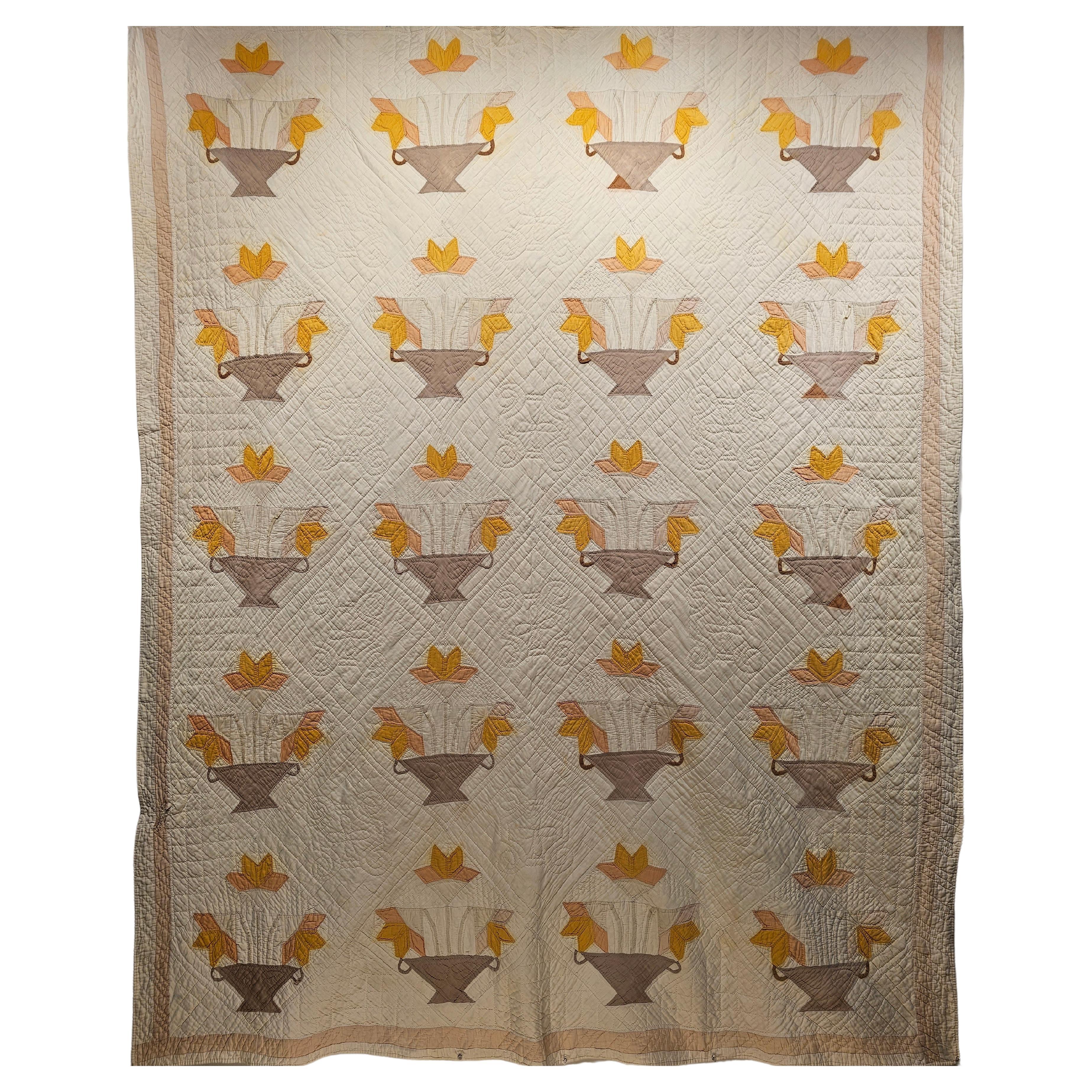 Vintage Hand Stitched Applique Quilt in Korb-Muster in Elfenbein, Brown, Gelb