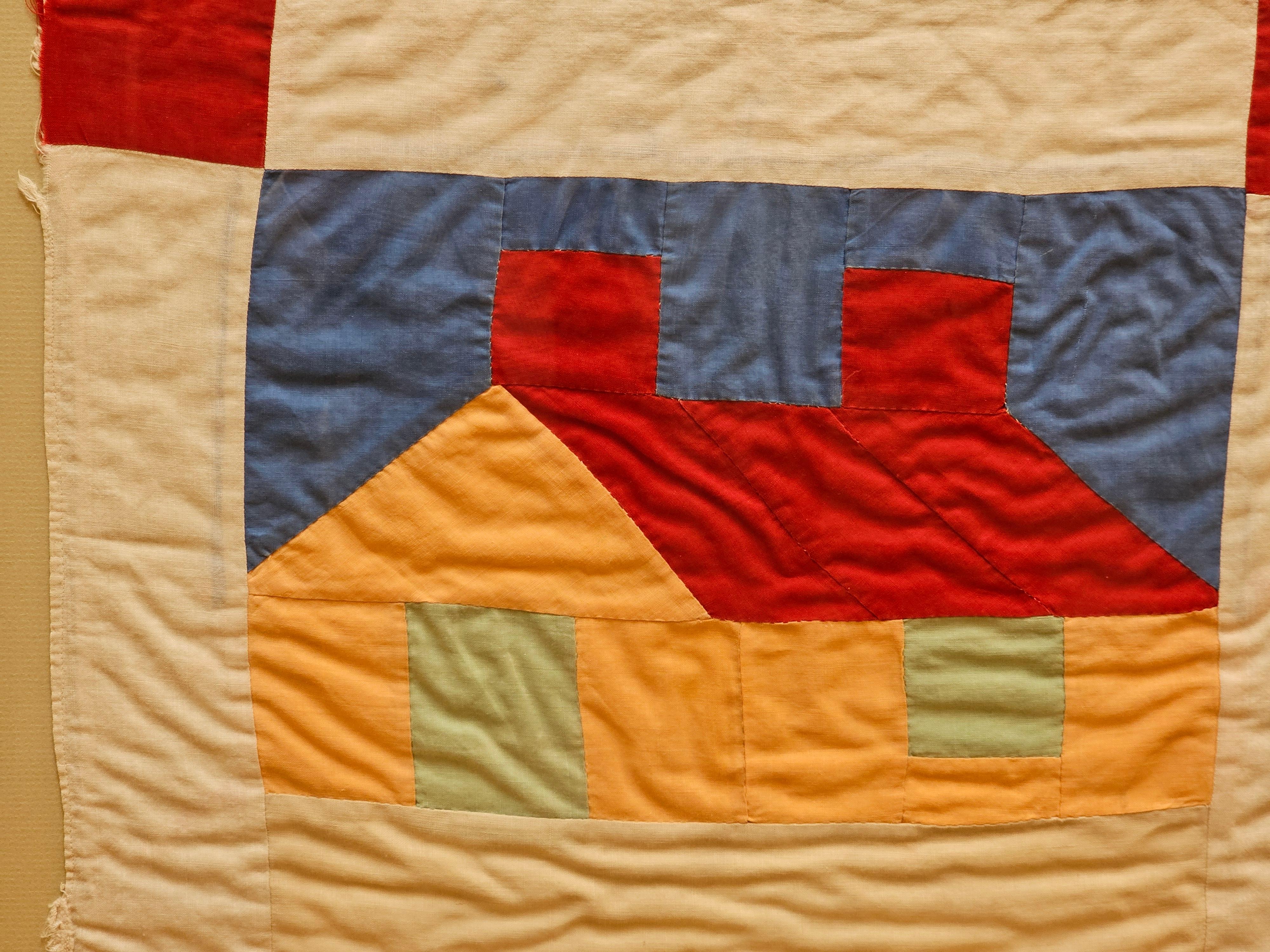 Gerahmte, handbestickte Vintage-Crib-Steppdecke eines Cabin in Rot, Grün, Pfirsich, Blau (20. Jahrhundert) im Angebot