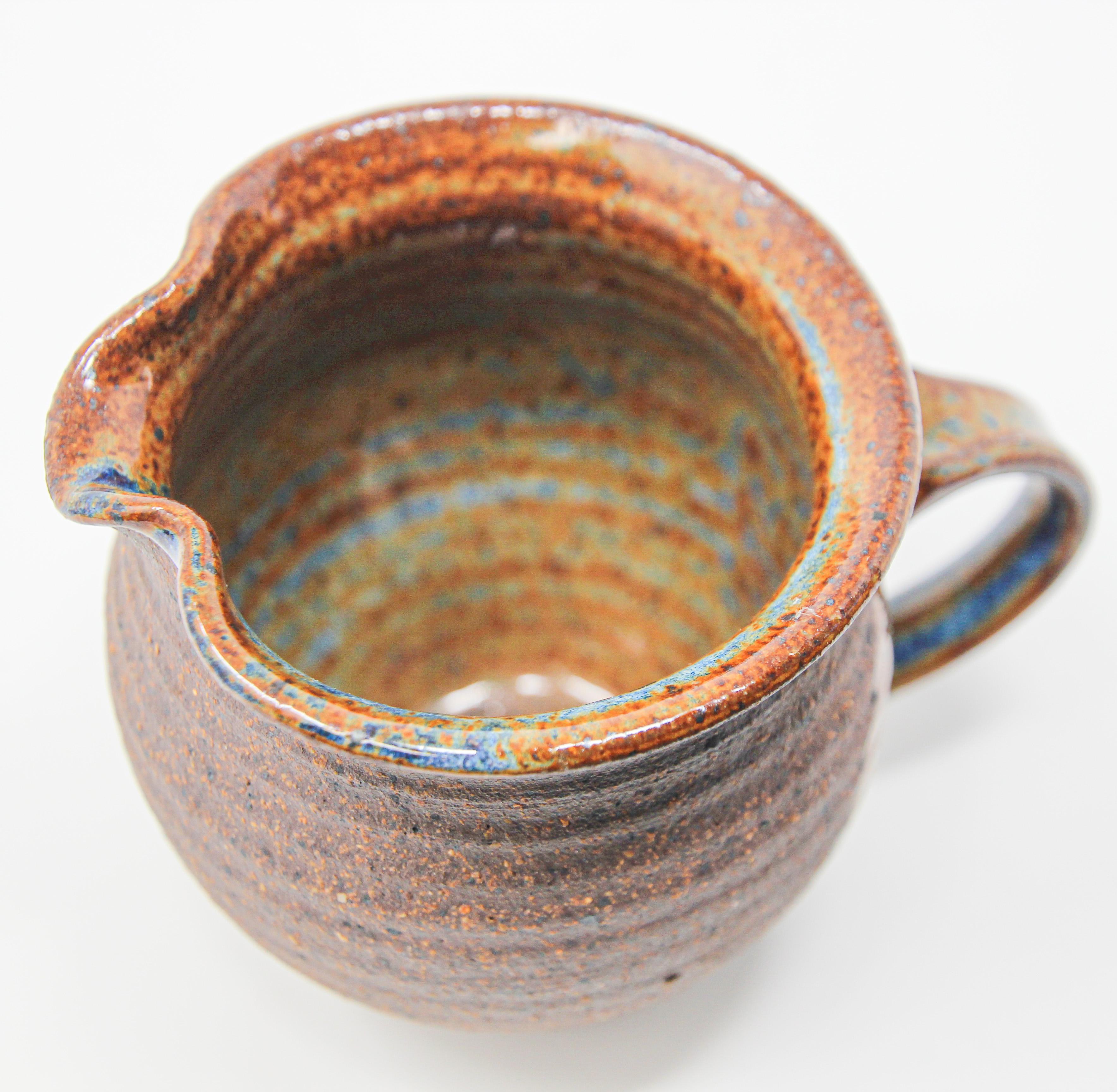 Pichet en poterie d'art américaine vintage tourné à la main, grès artisanal en vente 3