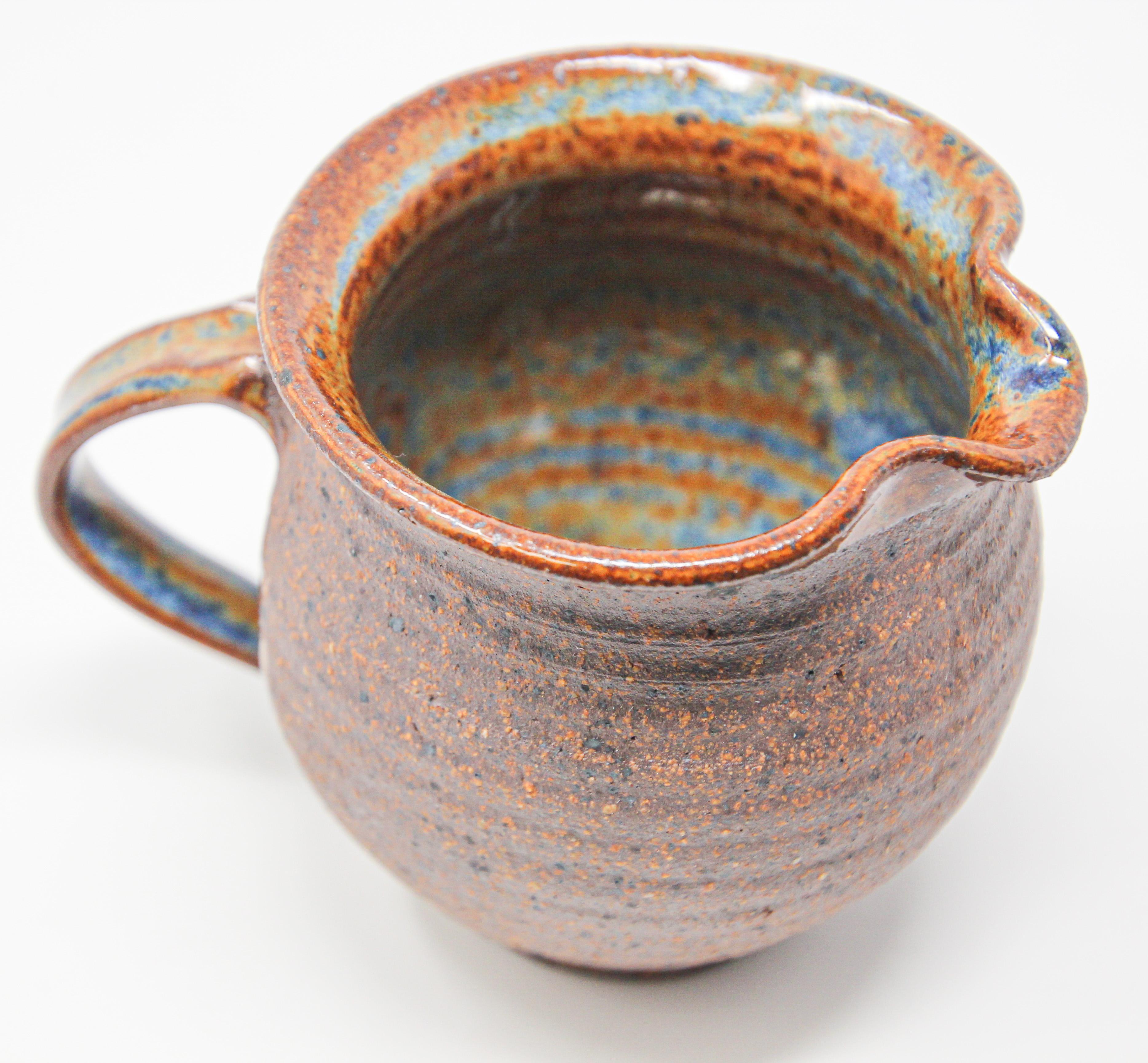 Vernissé Pichet en poterie d'art américaine vintage tourné à la main, grès artisanal en vente