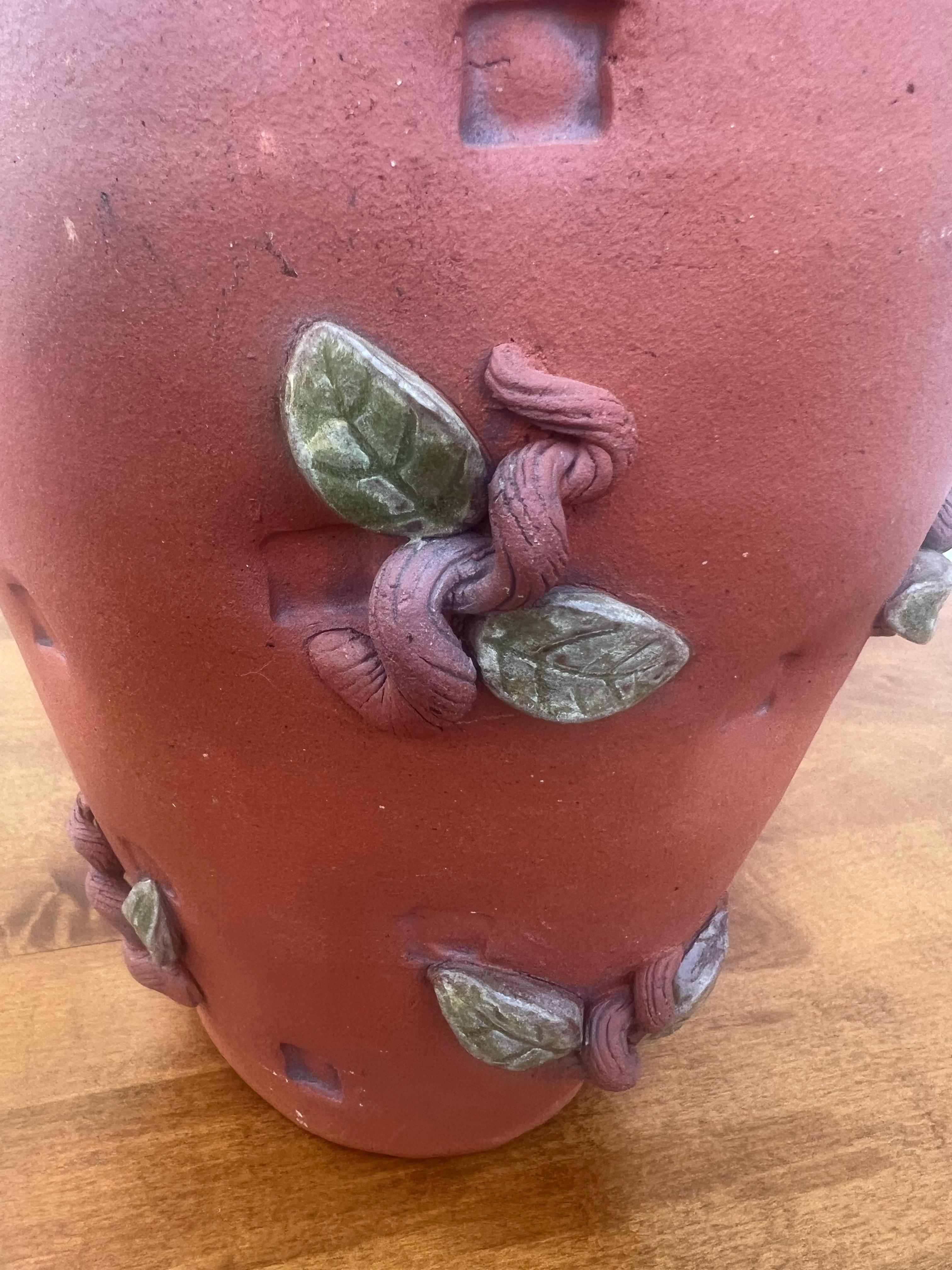 Vintage Hand Thrown Pottery Terra Cotta Vase, signiert im Angebot 2