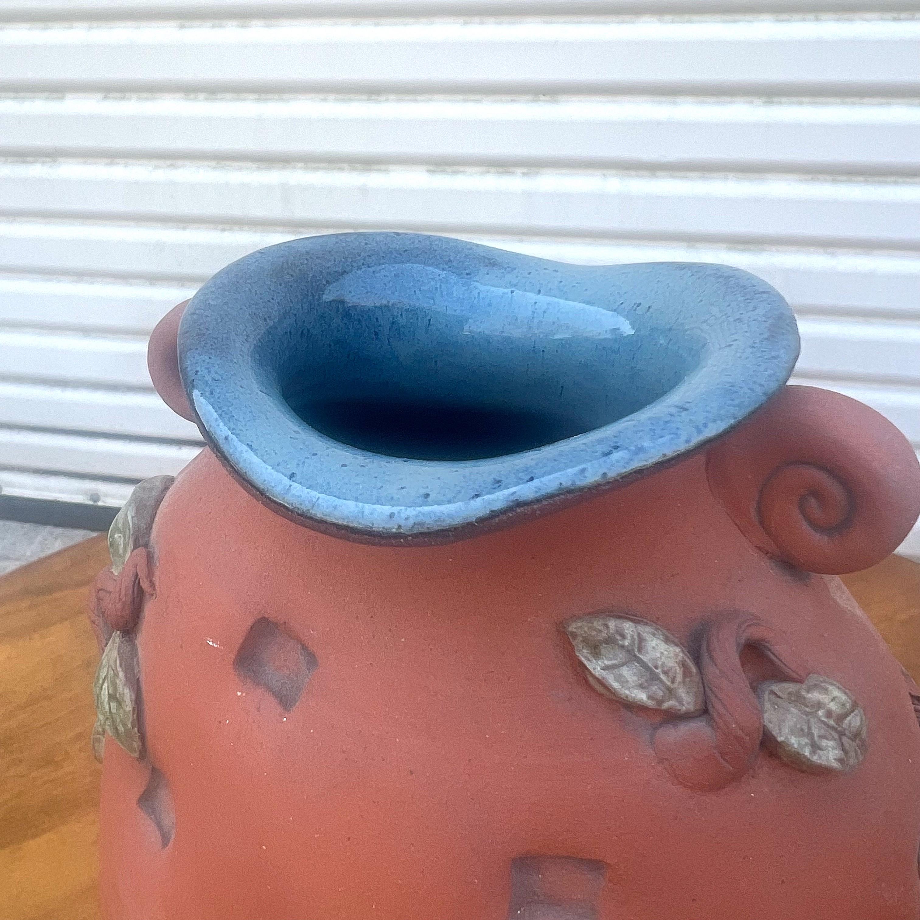 Vase en terre cuite vintage, signé, poterie moulée à la main en vente 4