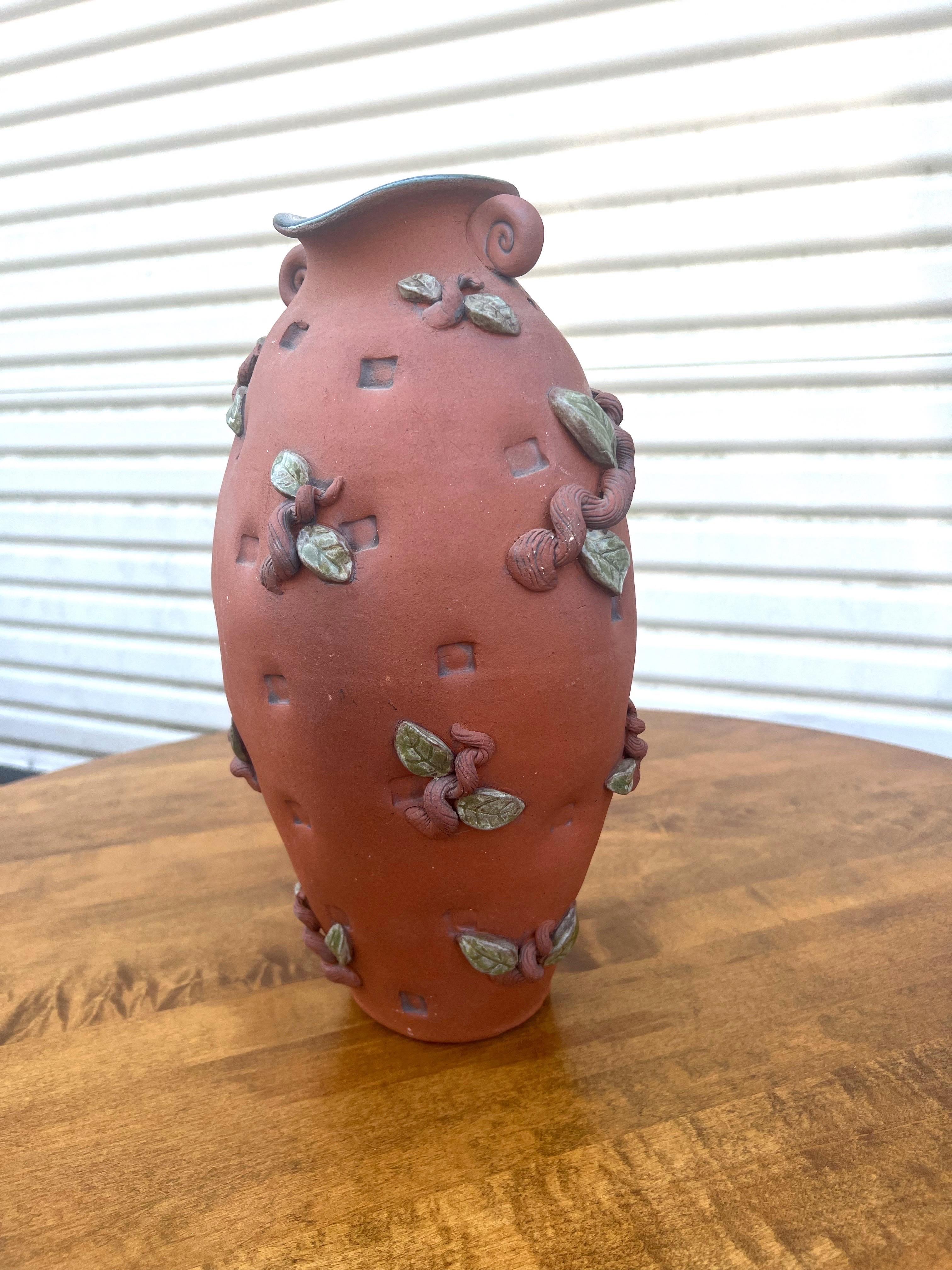 Artisanat Vase en terre cuite vintage, signé, poterie moulée à la main en vente