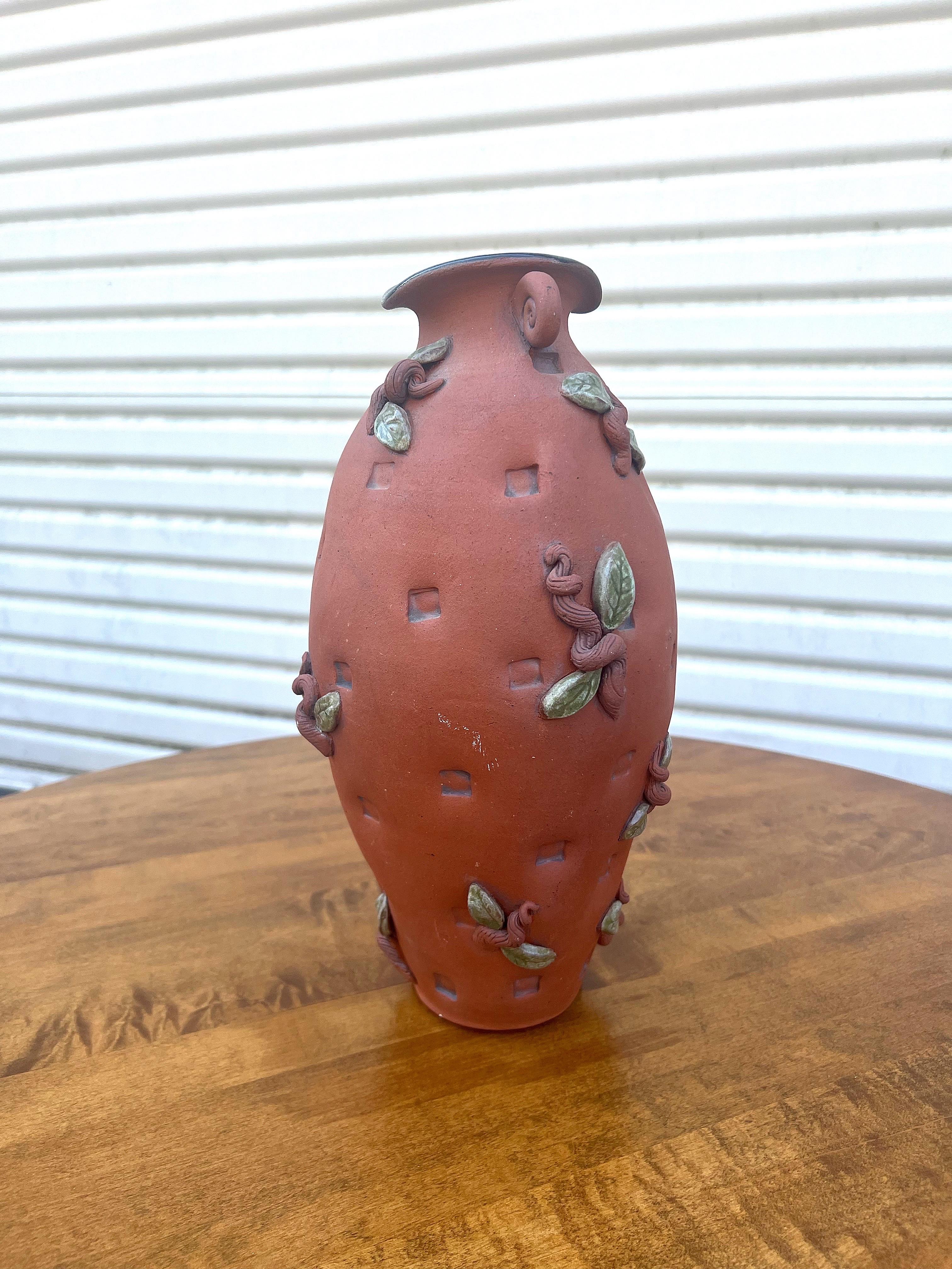 Américain Vase en terre cuite vintage, signé, poterie moulée à la main en vente