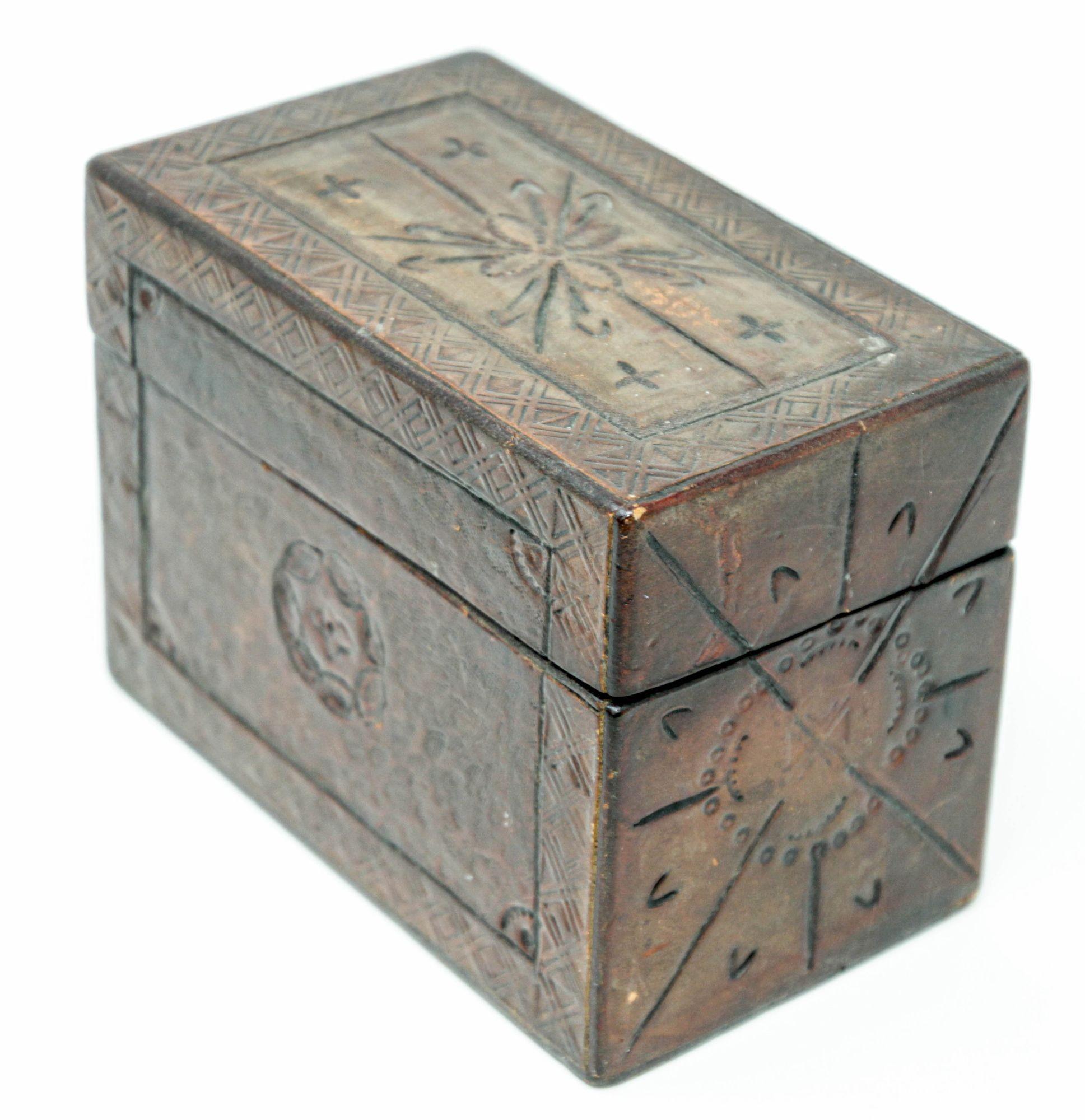 Vintage Hand Tooled Leather Wooden Box.
Rustikale Schachtel aus mexikanischem Leder mit Filzauskleidung.
Handgefertigte dekorative Schatulle aus Leder im spanischen Kolonialstil, Schmuckschatulle, Schmuckkästchen oder