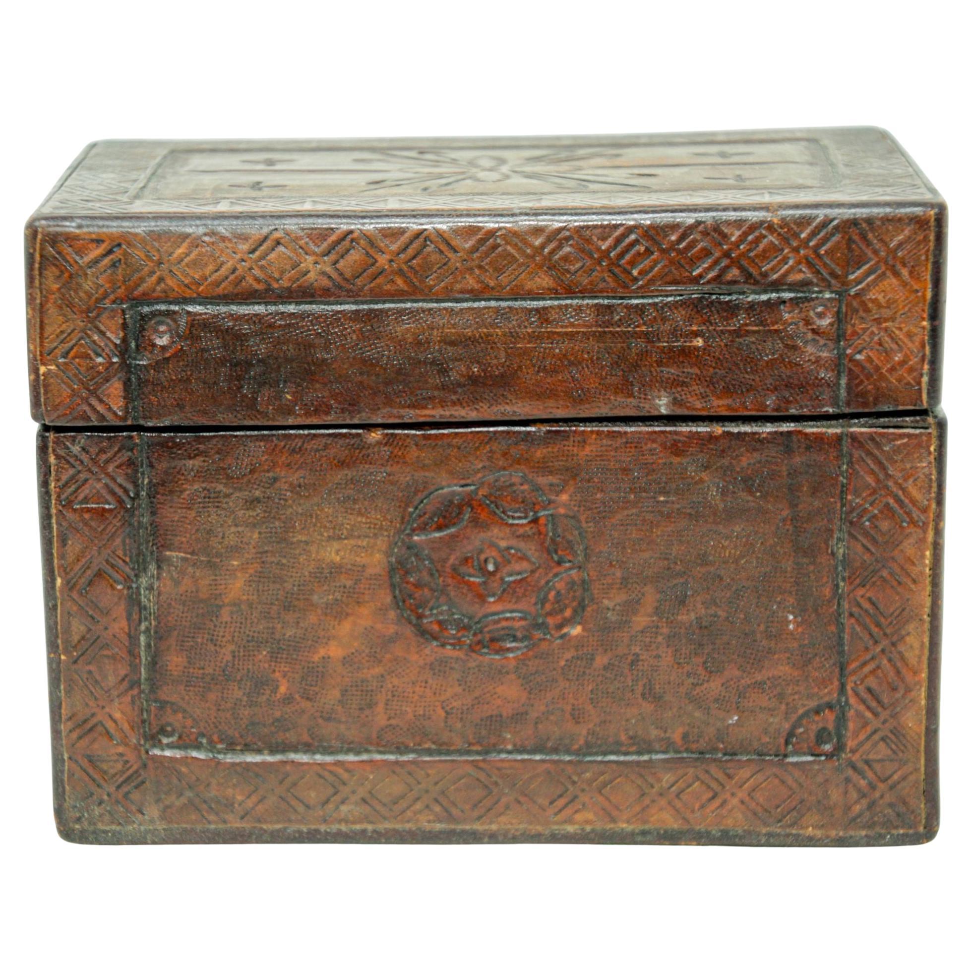 Boîte vintage en bois recouverte de cuir toilé à la main
