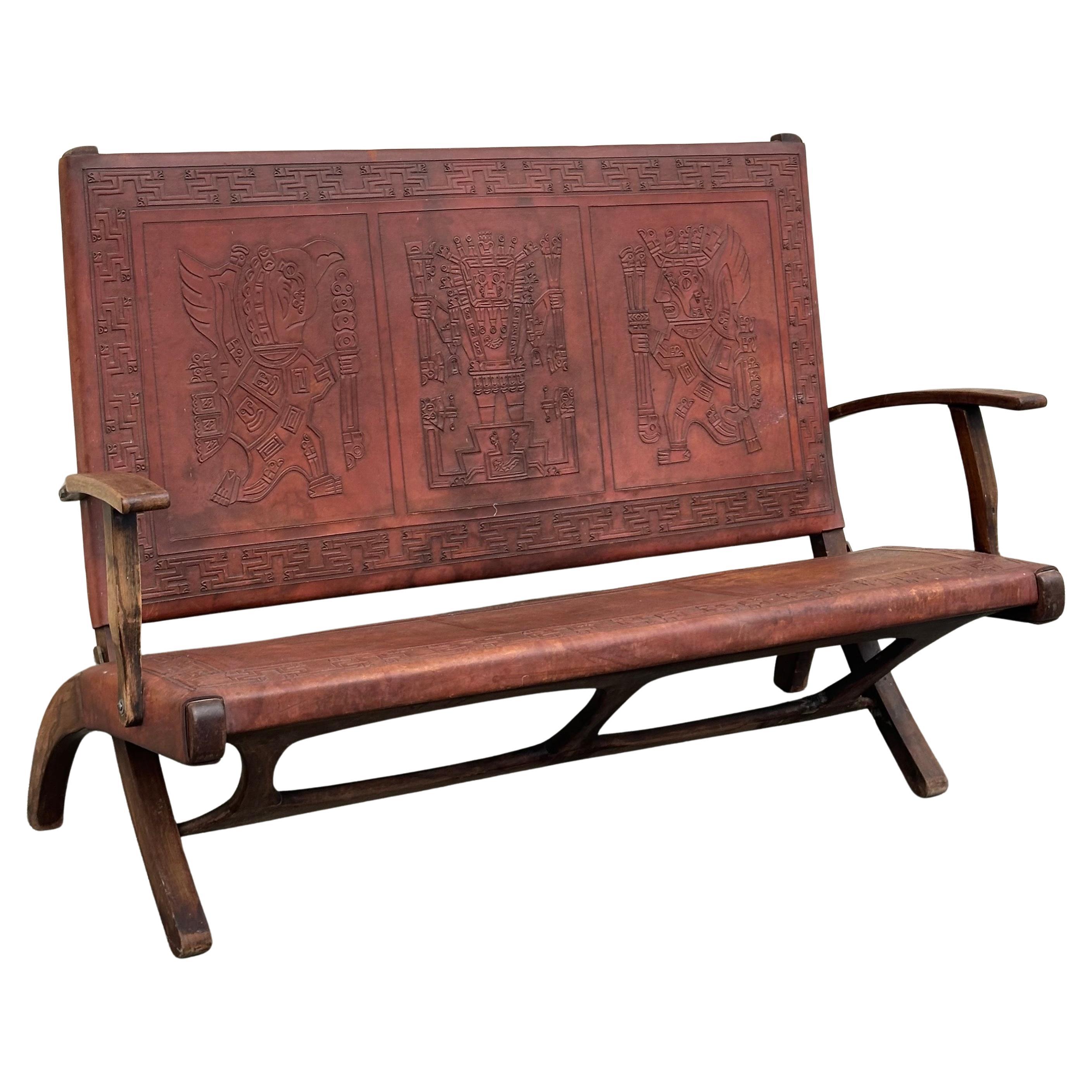 Rarissime bency pliante en cuir travaillé à la main par Angel Pazmino pour Muebles De Estilo d'Equateur, vers les années 1960. Le banc est en bon état avec une belle patine et mesure 59.5 