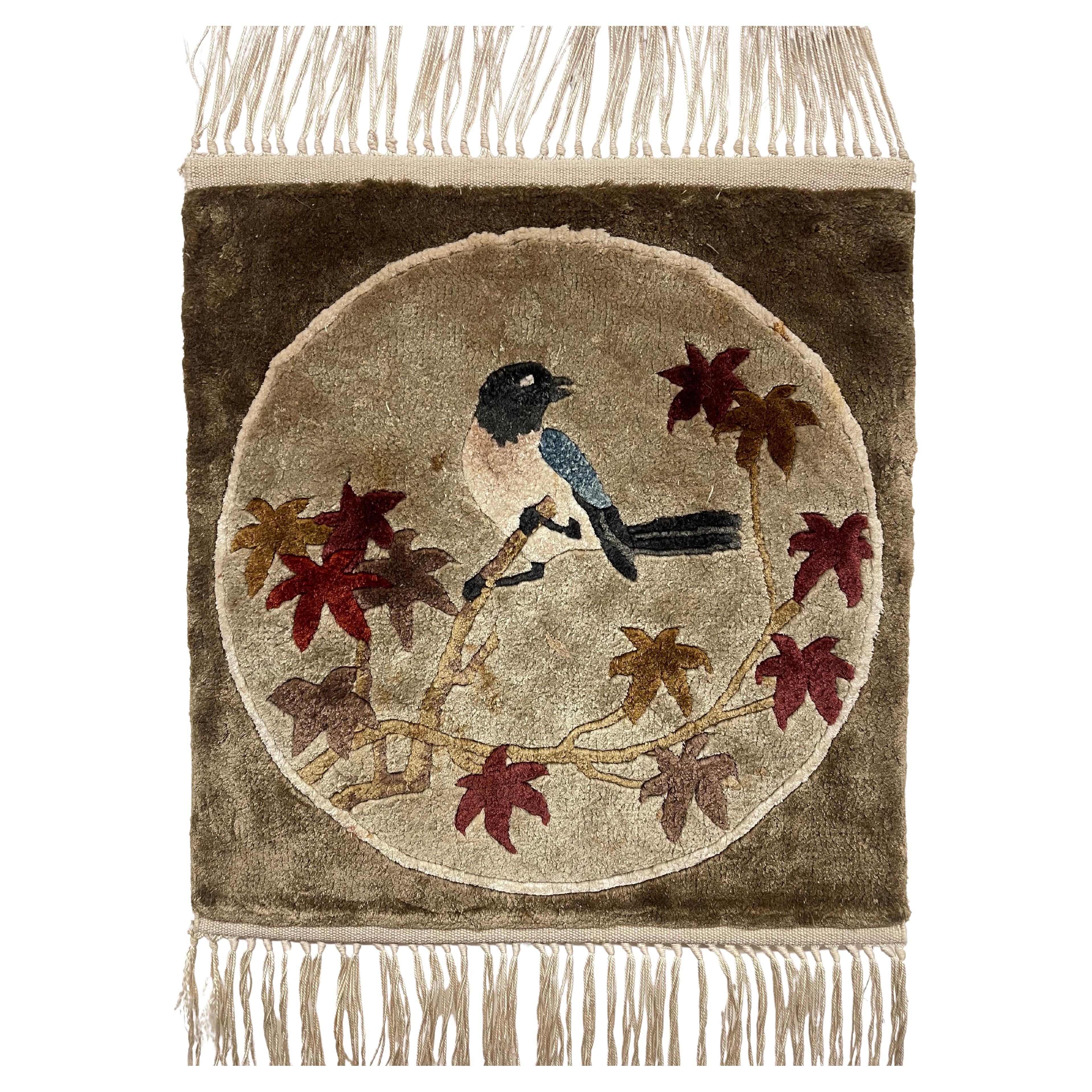 Vintage Hand-Tufted Textile Wandbehang mit Vogel und Herbstblätter Motiv. im Angebot