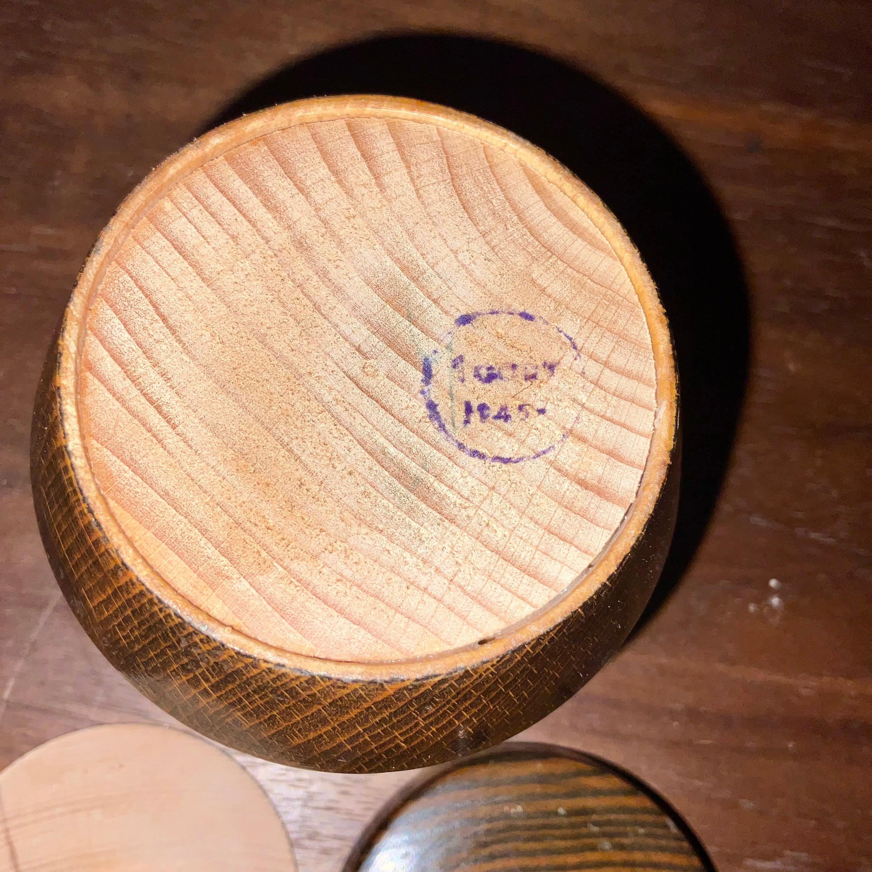 Mid-Century moderno Scatola con coperchio in legno di betulla tornita a mano (1945) con coperchio interno in vendita