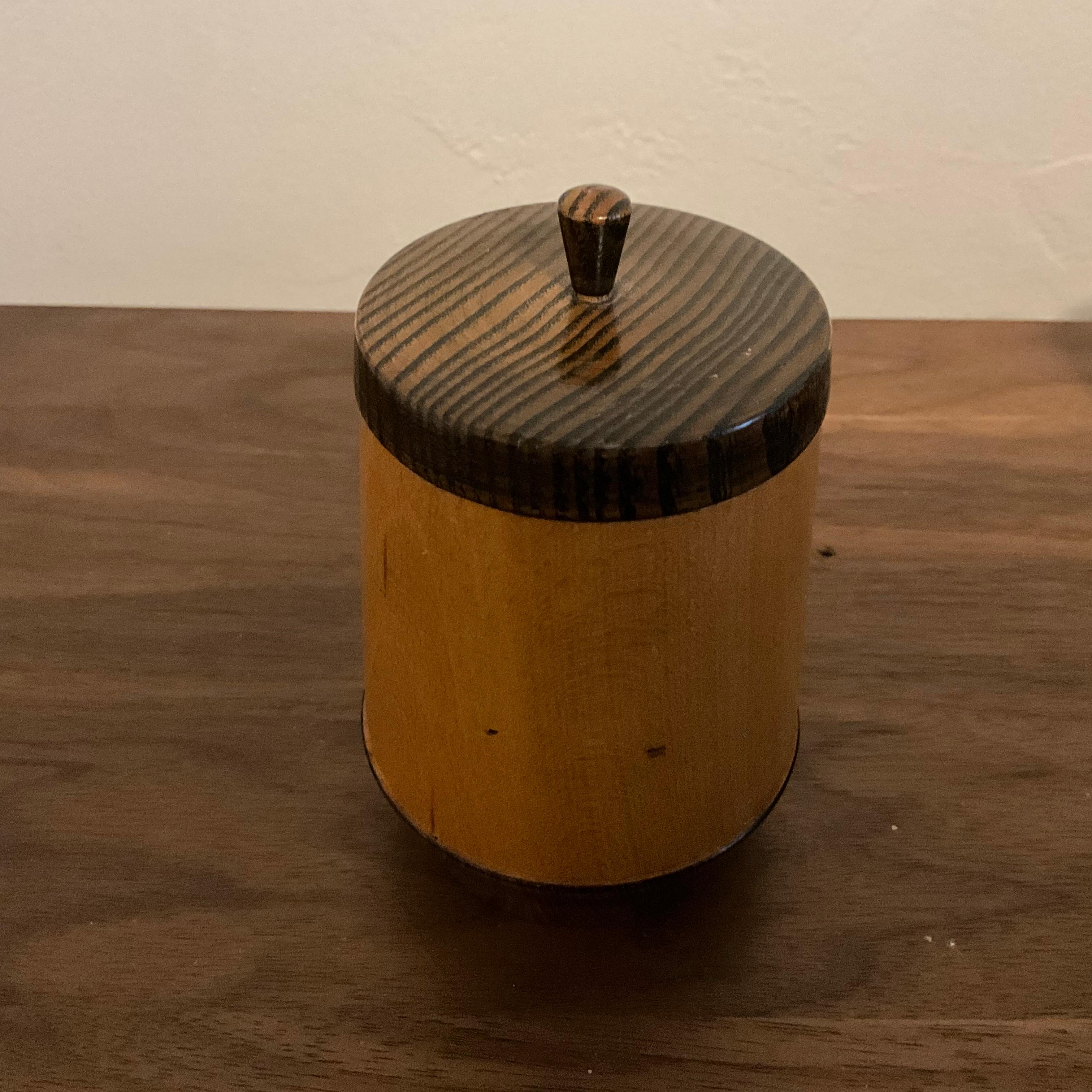 Americano Scatola con coperchio in legno di betulla tornita a mano (1945) con coperchio interno in vendita