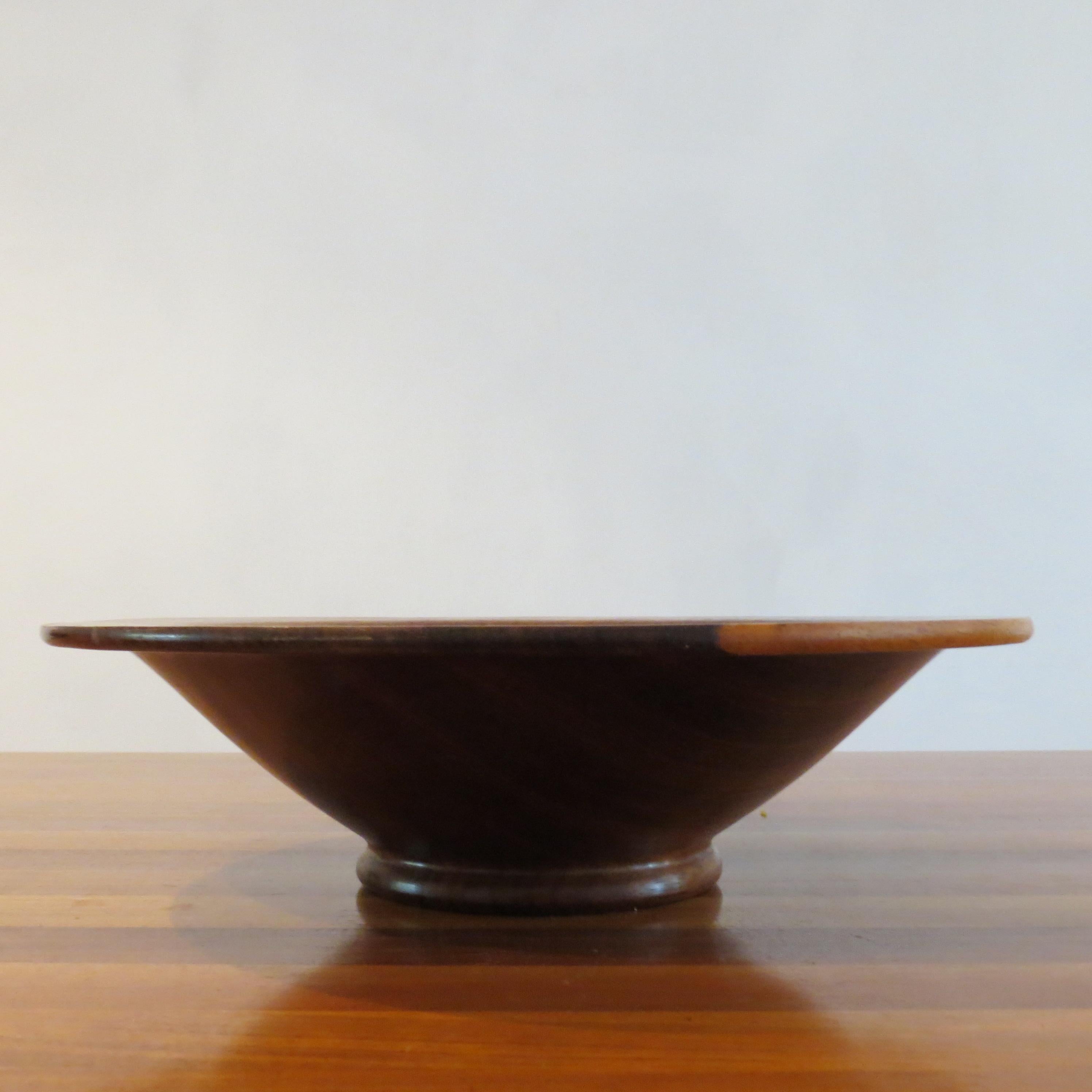 Cuenco de madera fabricado a mano. Cuenco torneado a mano muy bien ejecutado, hecho de padauk macizo. Estampado en la parte inferior Jerry Harvey Padauk J A H. Data de finales de la década de 1990. 
Maravilloso color de la madera de padauk.
Envíame