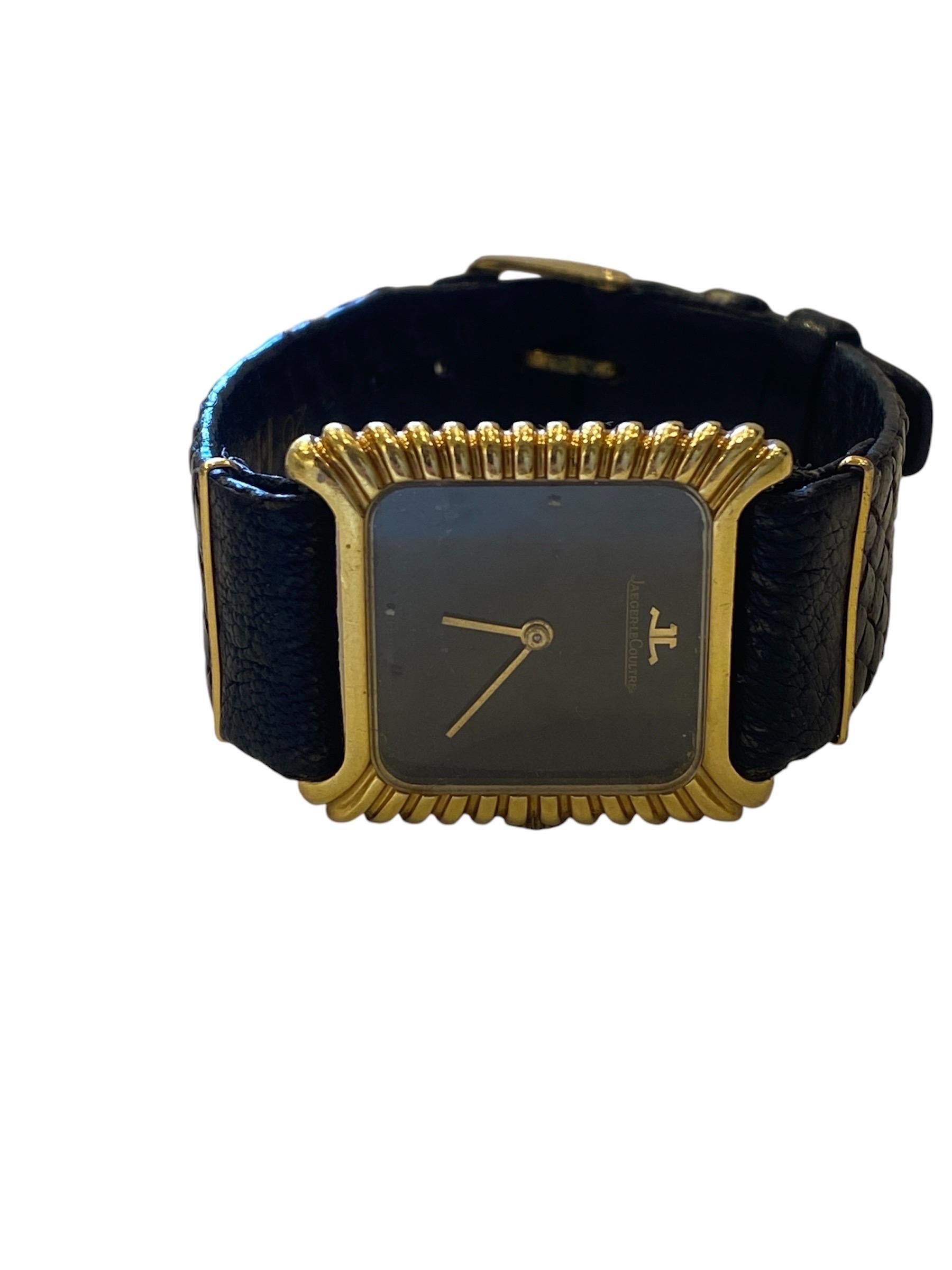 Ihre Jaeger-LeCoultre Uhr mit schwarzem Gürtel und goldenen Akzenten klingt nach einem klassischen und luxuriösen Zeitmesser. Jaeger-LeCoultre ist bekannt für seine außergewöhnliche Handwerkskunst und sein zeitloses Design, das Ihre Uhr zu einem