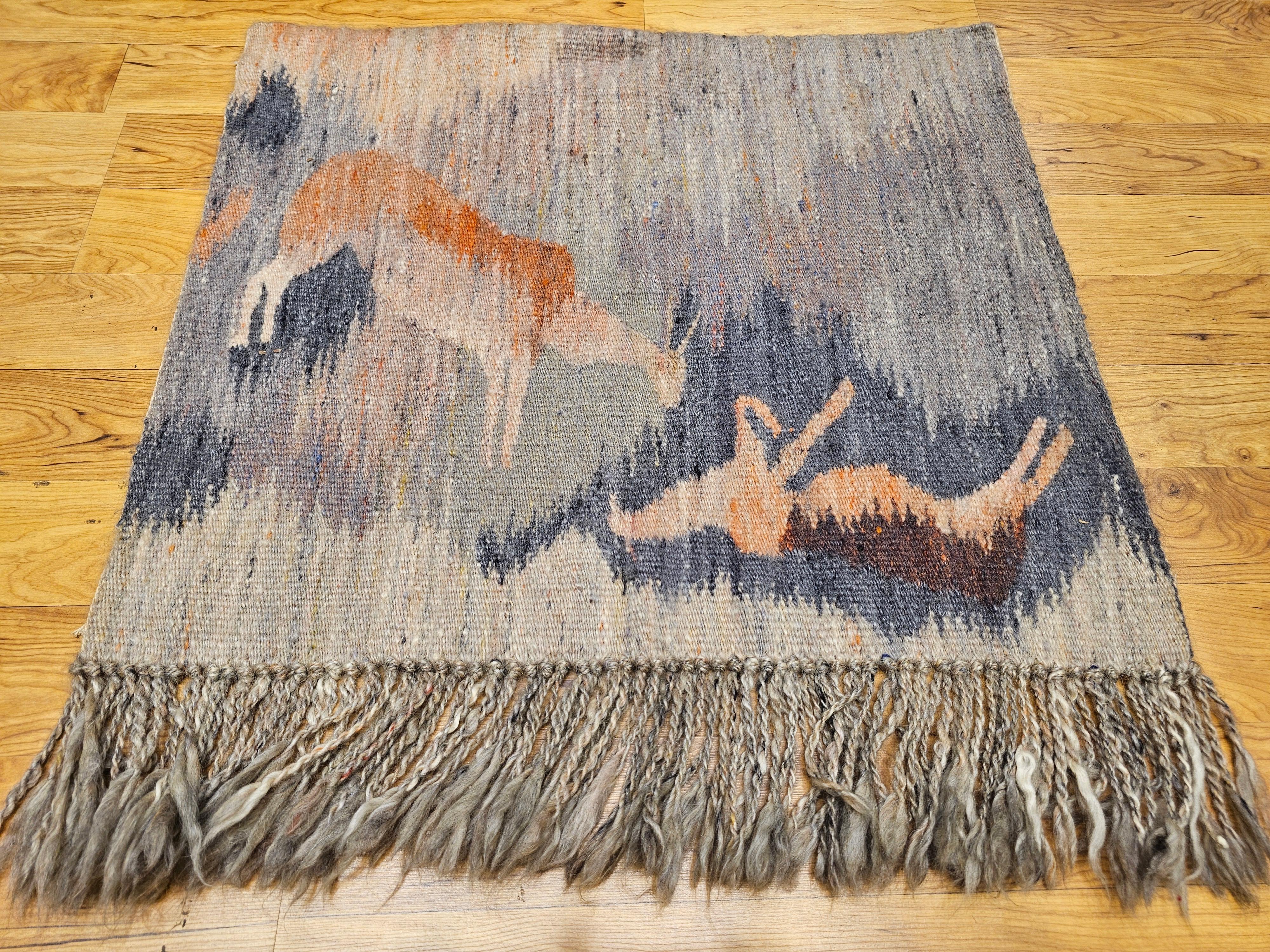 Dieser bezaubernde, handgewebte Mohair-Wandteppich mit dem Titel 