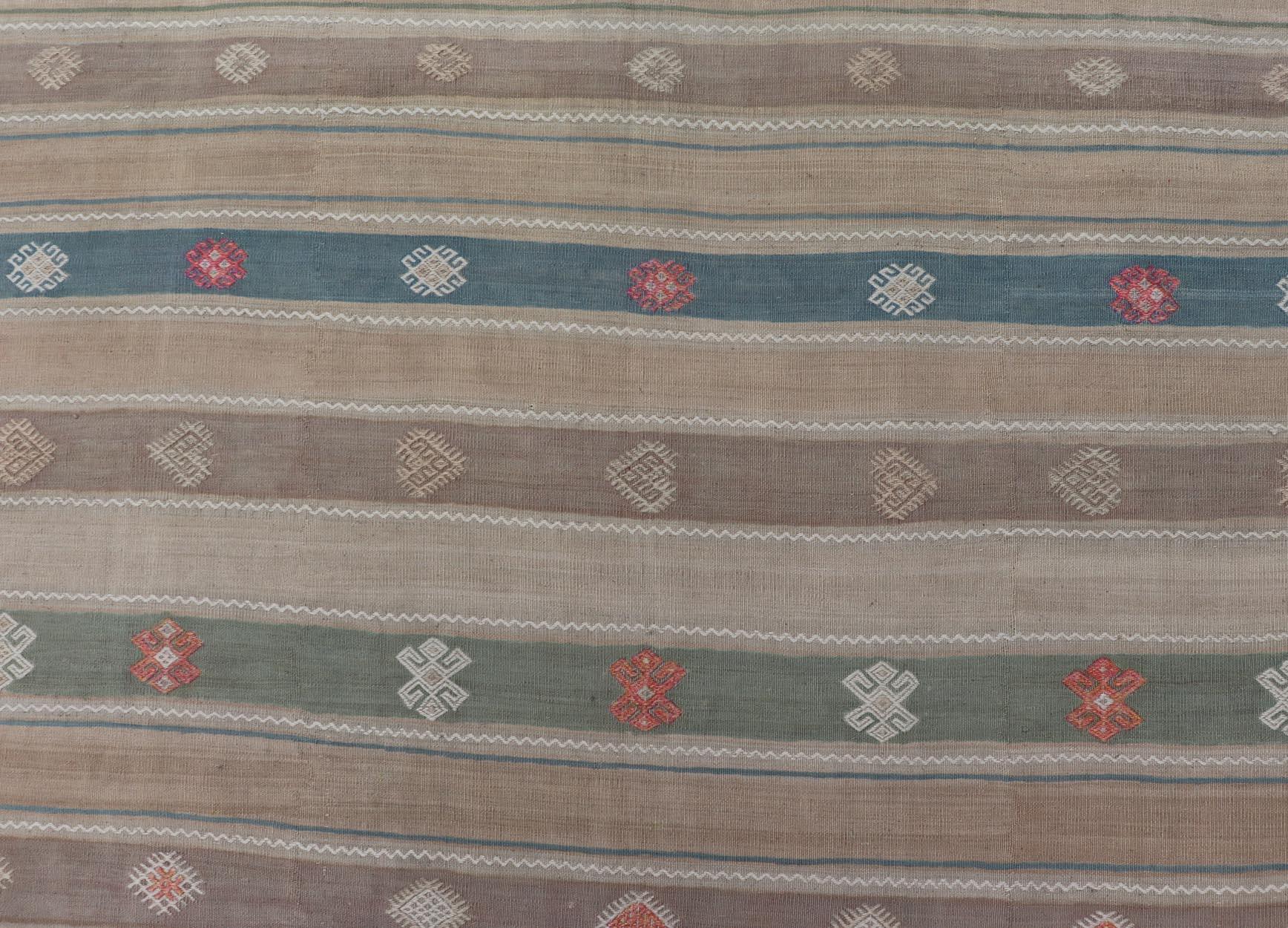 Kilim Vintage Tejido a Mano en Lana con Diseño Sub-Geométrico y Motivos en venta 4