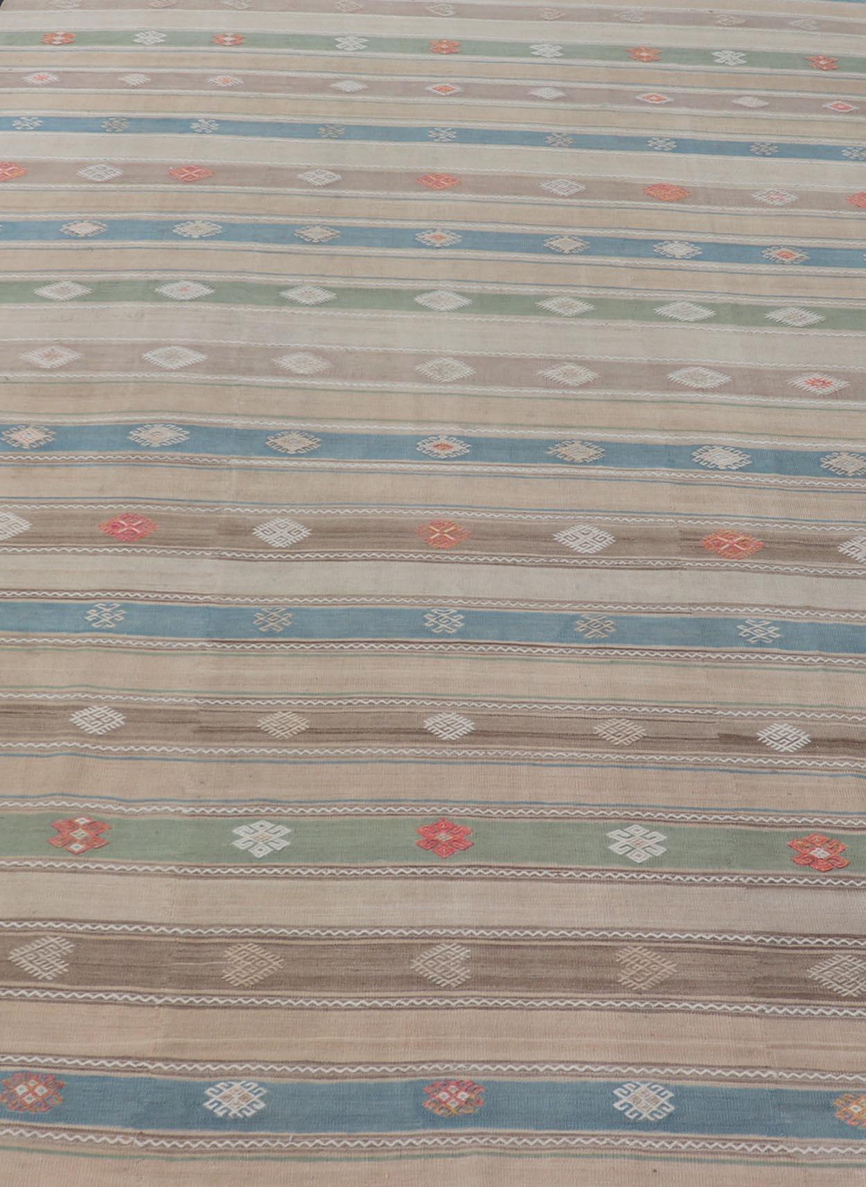 Kilim Vintage Tejido a Mano en Lana con Diseño Sub-Geométrico y Motivos en venta 5