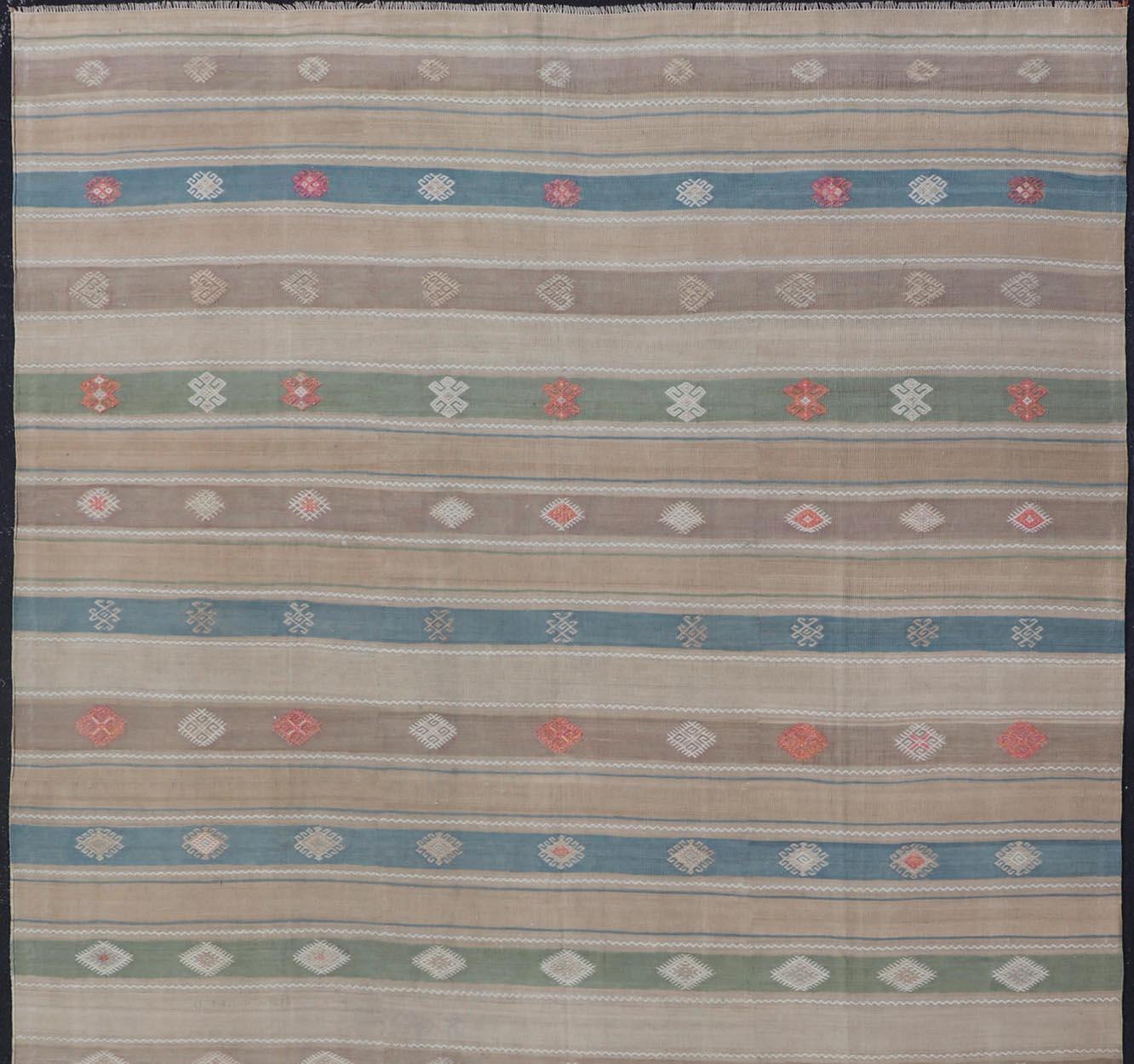 Kilim Vintage Tejido a Mano en Lana con Diseño Sub-Geométrico y Motivos en Bueno estado para la venta en Atlanta, GA
