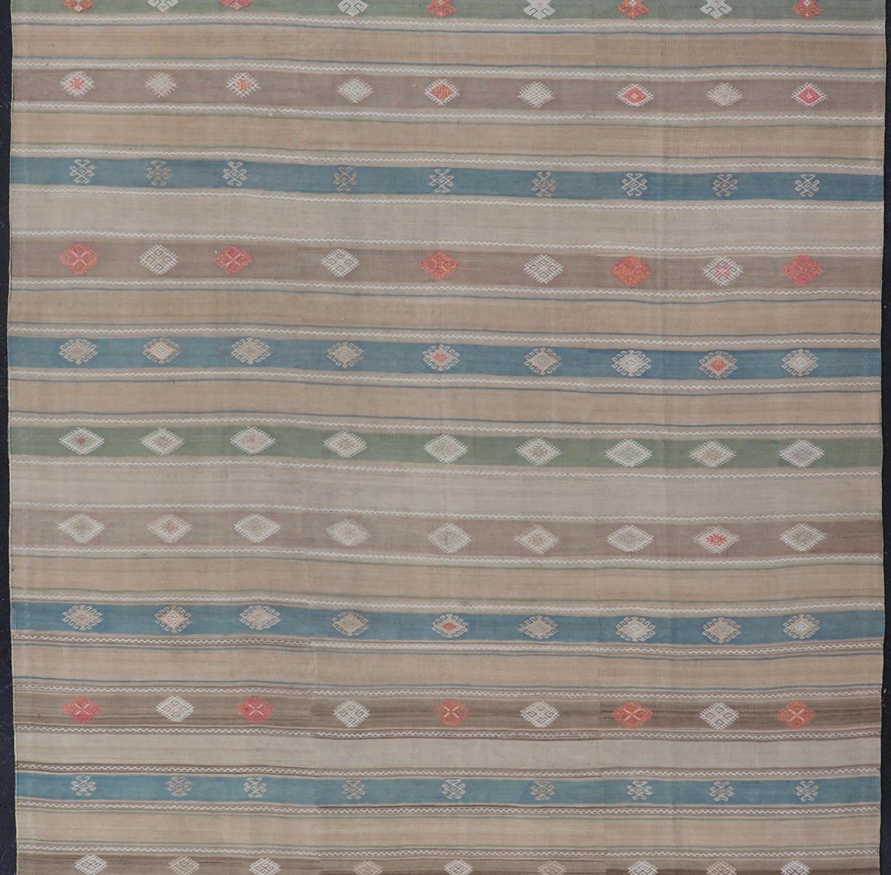 Kilim Vintage Tejido a Mano en Lana con Diseño Sub-Geométrico y Motivos siglo XX en venta