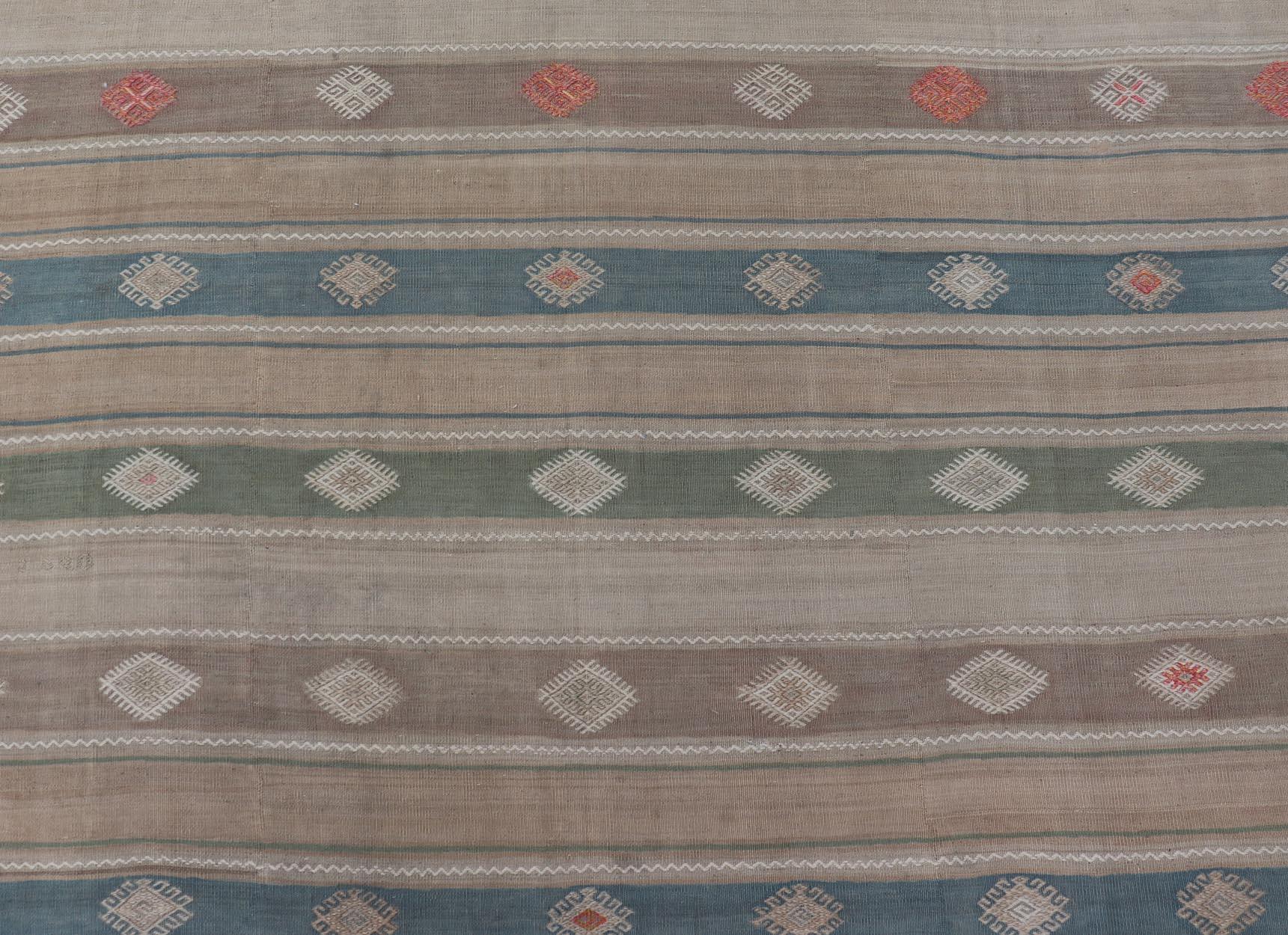 Kilim Vintage Tejido a Mano en Lana con Diseño Sub-Geométrico y Motivos en venta 3