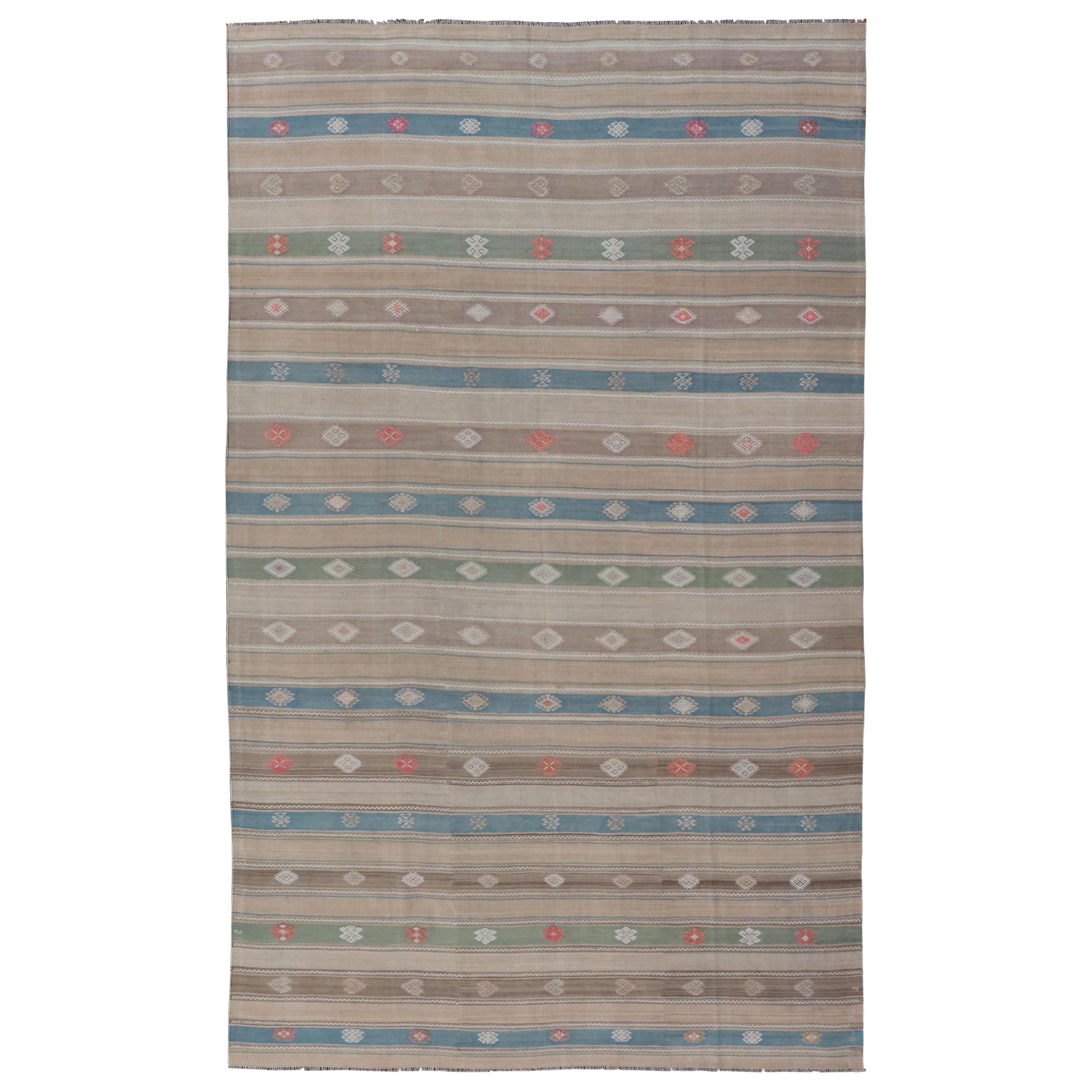 Kilim vintage in lana tessuto a mano a trama piatta con motivi e disegni sub-geometrici