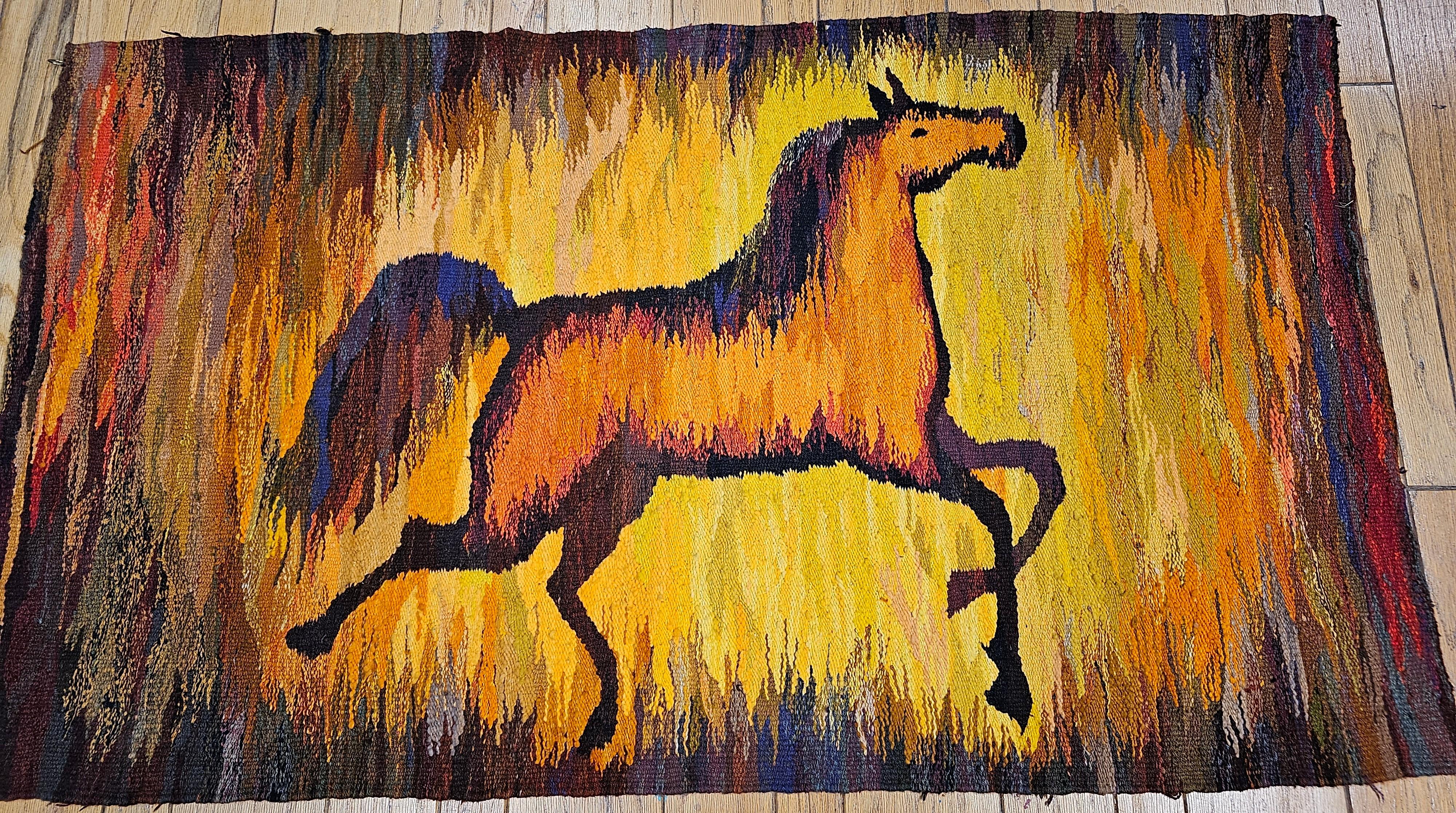 Tapisserie folklorique de chevaux tissée à la main en jaune, lavande, rouge, orange en vente 3