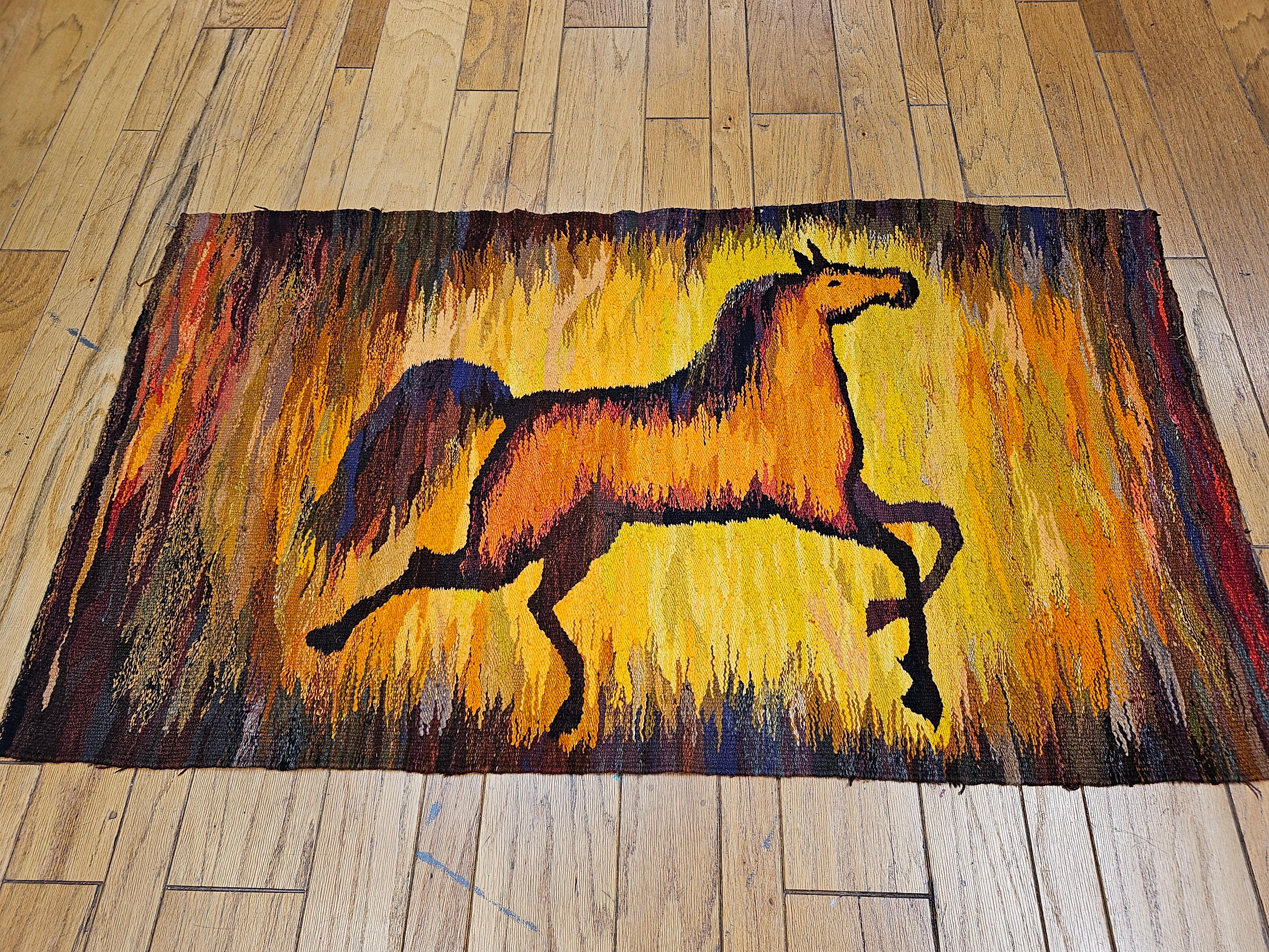 Tapisserie folklorique de chevaux tissée à la main en jaune, lavande, rouge, orange en vente 9