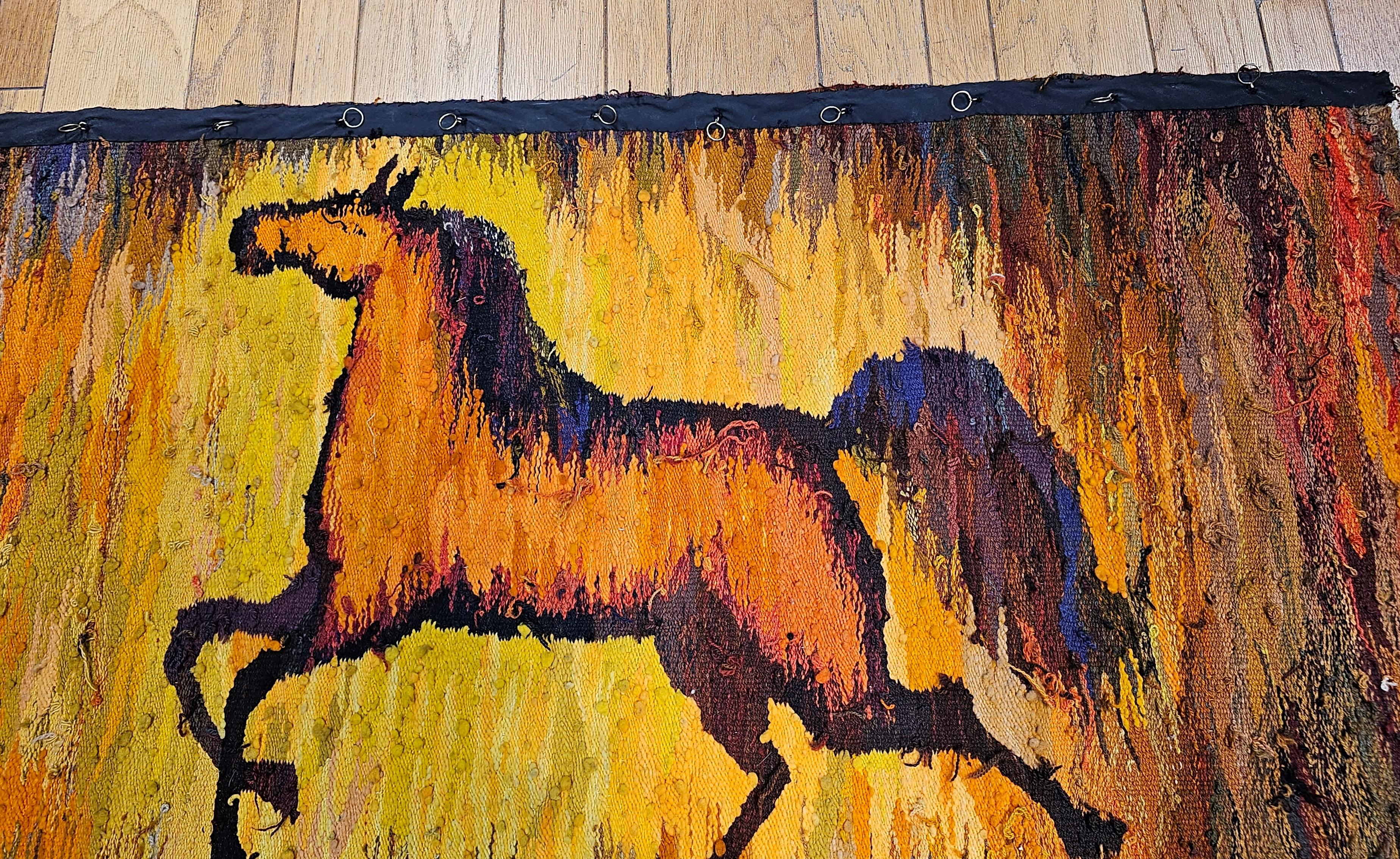 Tapisserie folklorique de chevaux tissée à la main en jaune, lavande, rouge, orange en vente 11