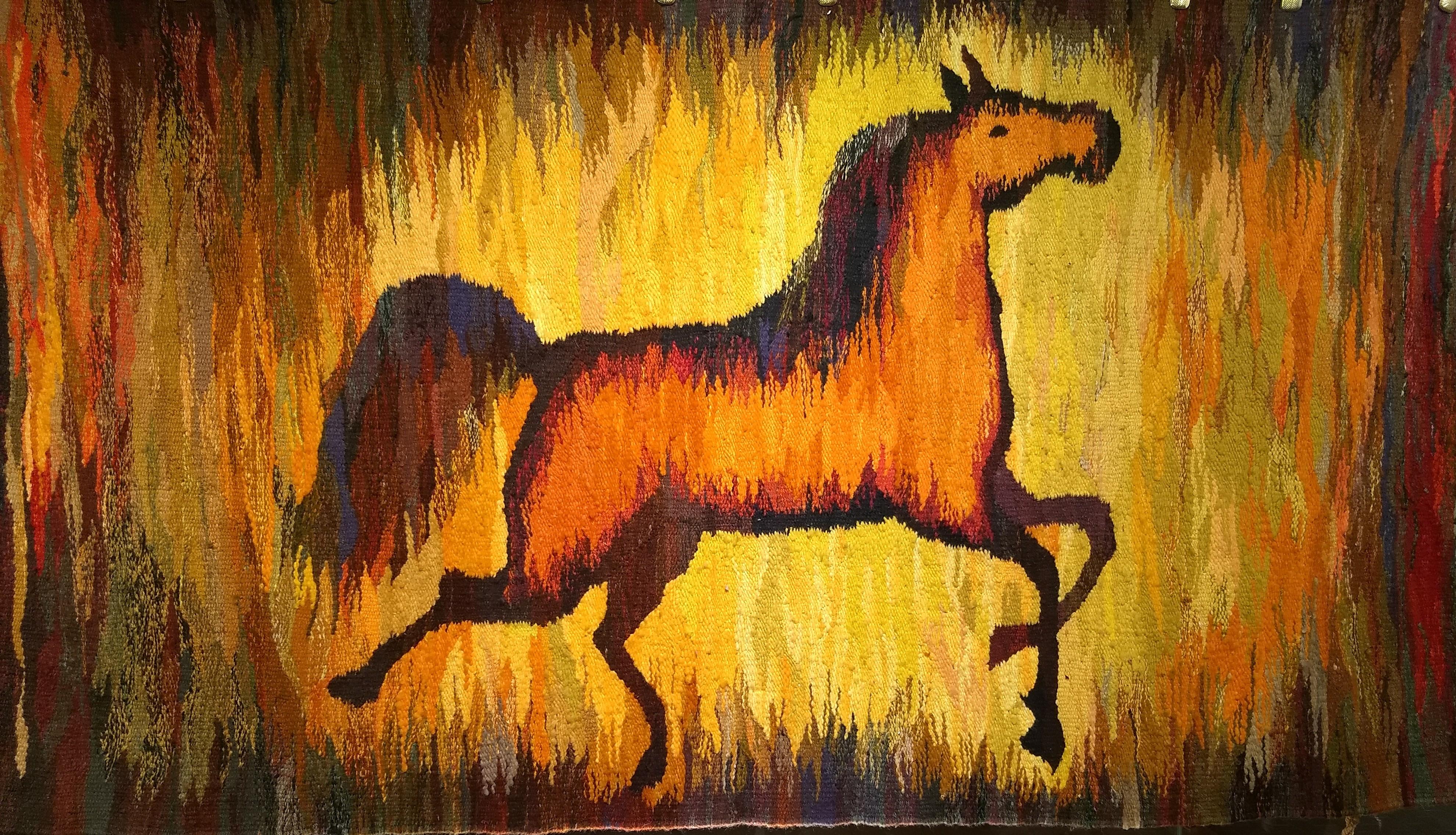 Magnifique tapisserie du milieu du siècle, tissée à la main, représentant un cheval au galop. Les couleurs brillantes et la forme du cheval en font une œuvre d'art vintage unique. Le design unique de la tapisserie et l'utilisation des couleurs font