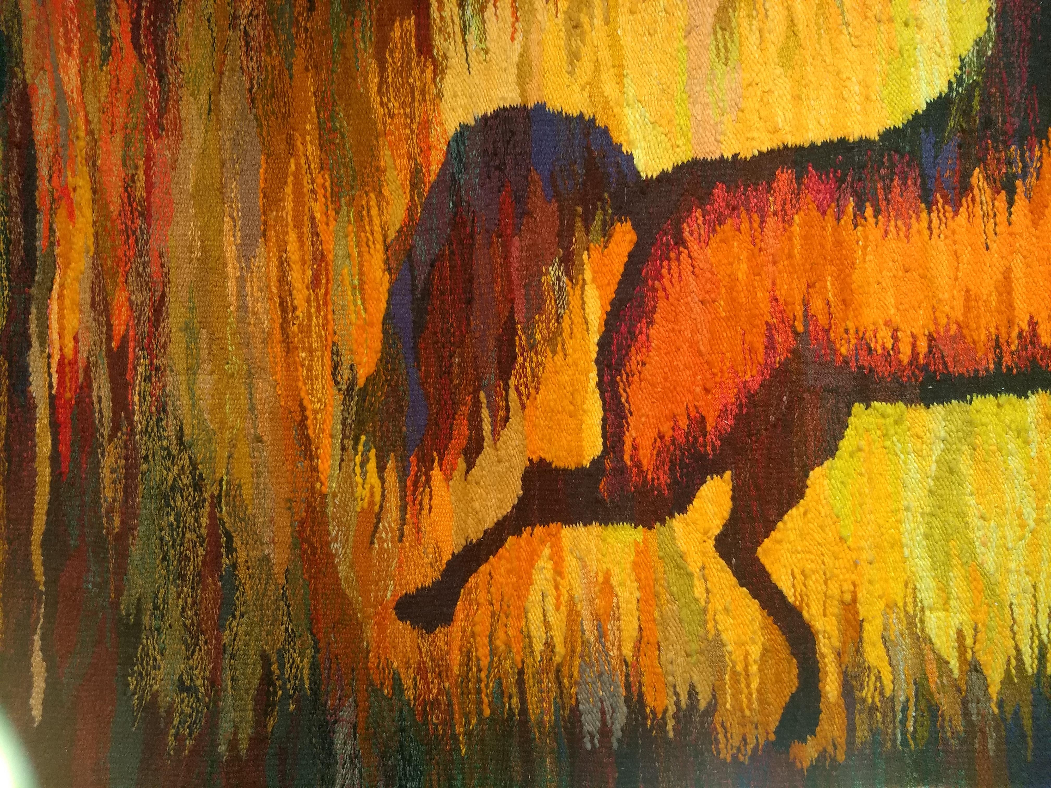 Tapisserie folklorique de chevaux tissée à la main en jaune, lavande, rouge, orange Bon état - En vente à Barrington, IL