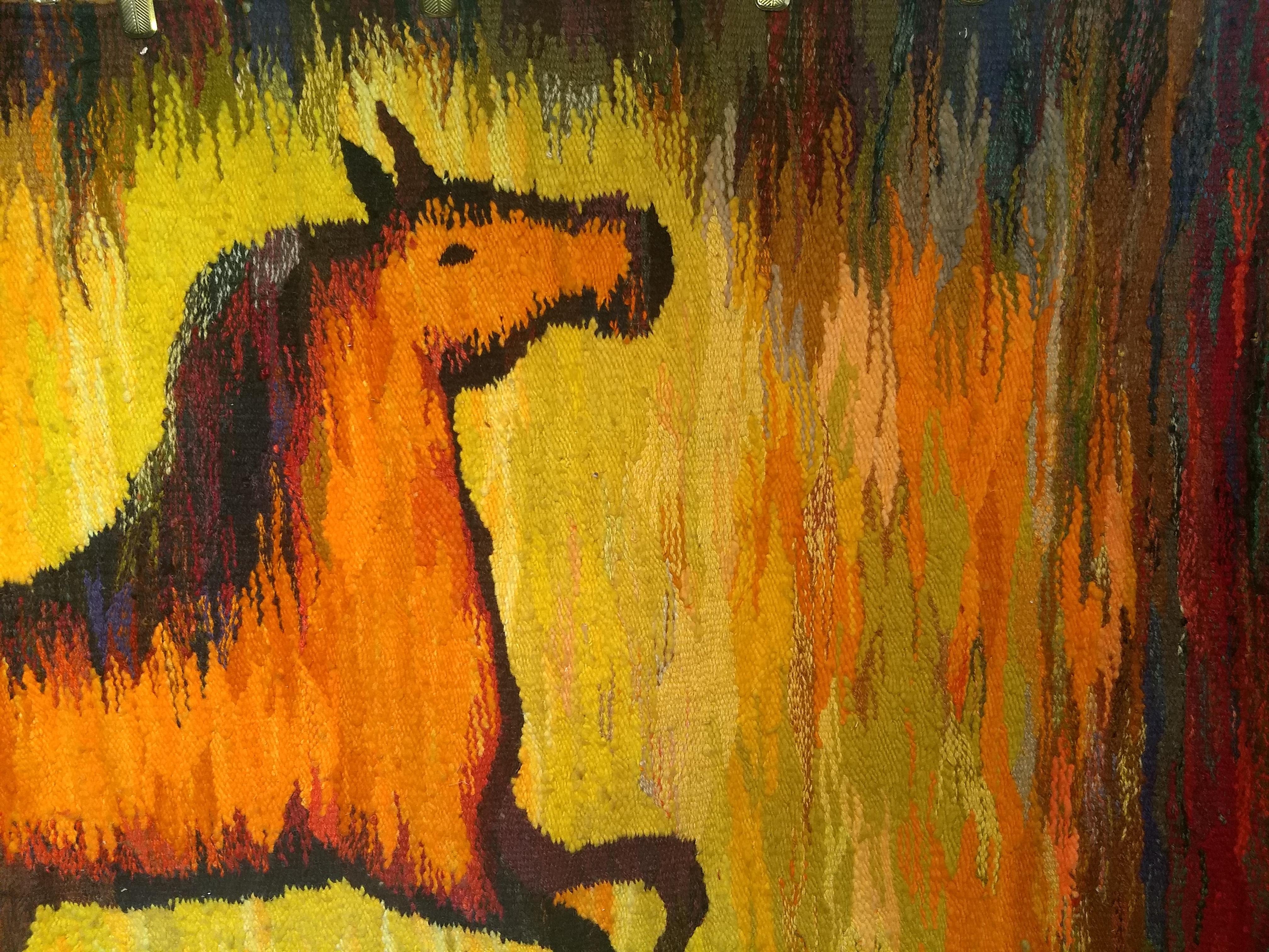 20ième siècle Tapisserie folklorique de chevaux tissée à la main en jaune, lavande, rouge, orange en vente