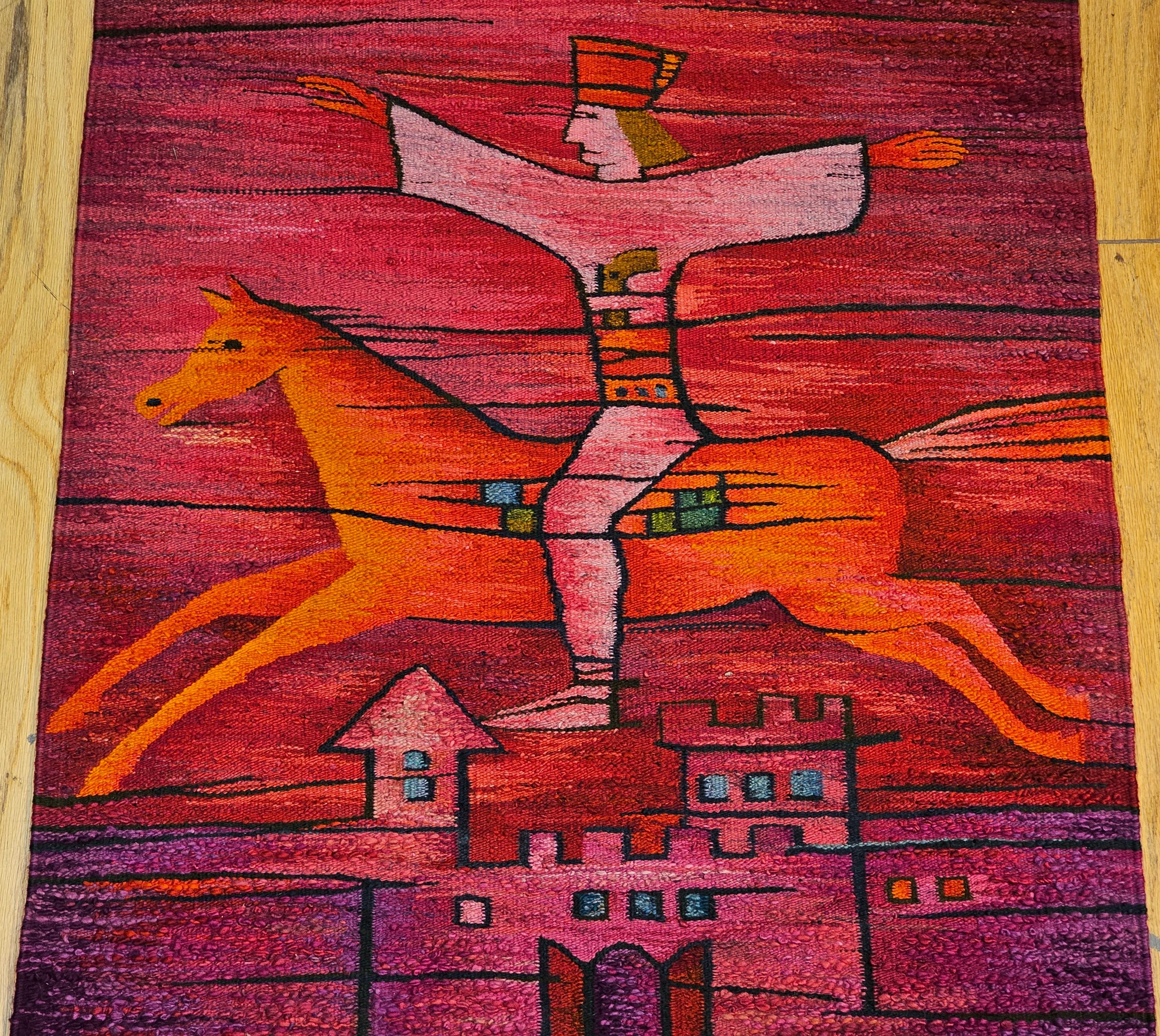 20ième siècle Tapisserie folklorique vintage tissée à la main représentant un cheval chevauchant en lavande, bleu, rouge en vente