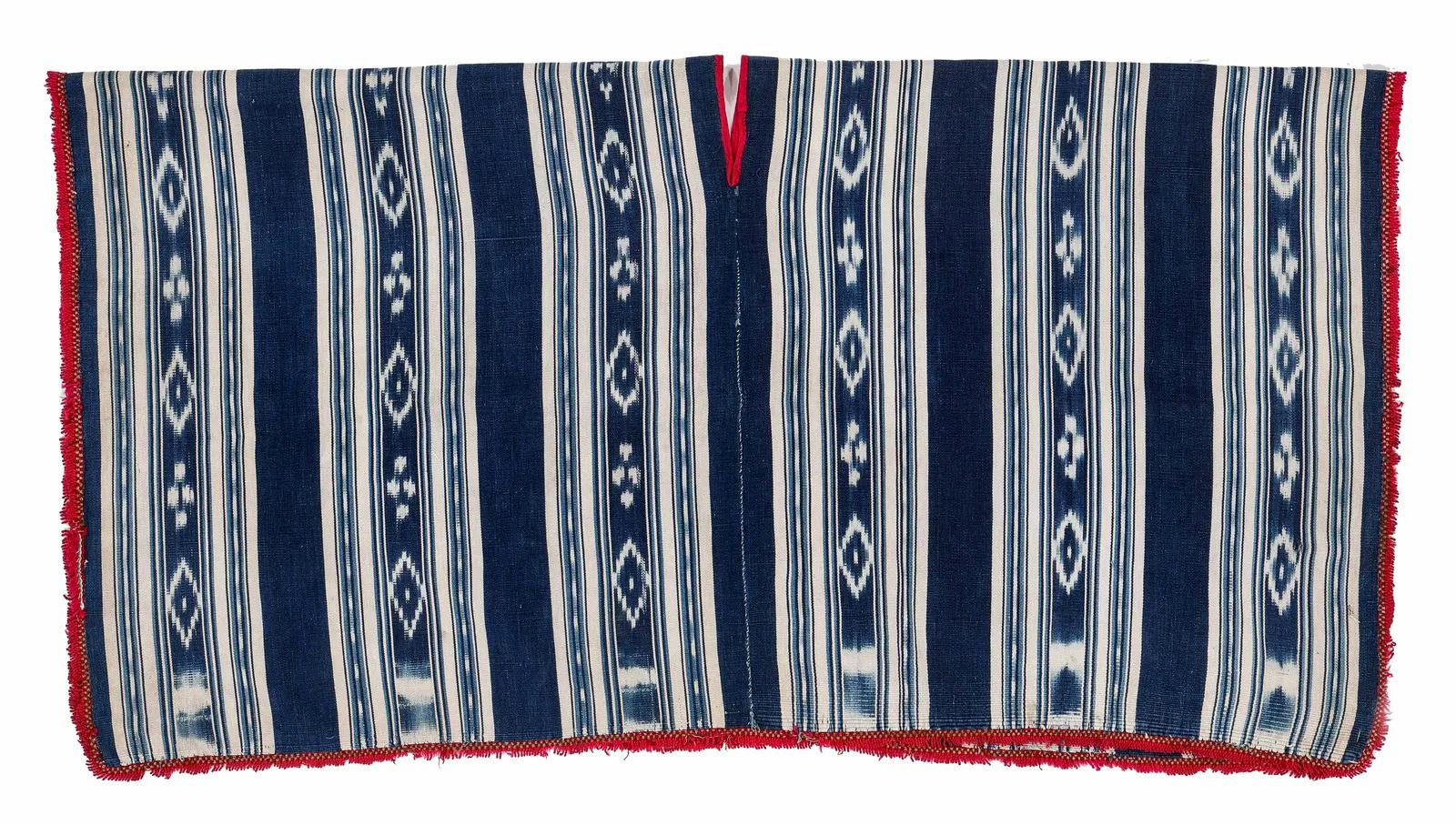 Pre-Columbian Vintage Hand-woven Ikat Poncho from Central Ecuador For Sale