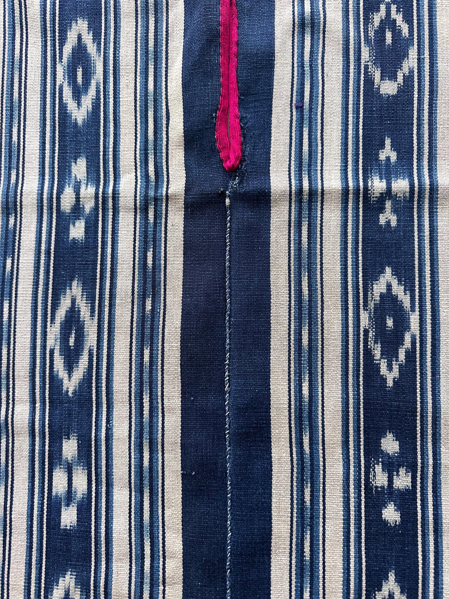 Vintage Hand-woven Ikat Poncho from Central Ecuador In Good Condition For Sale In Atlanta, GA