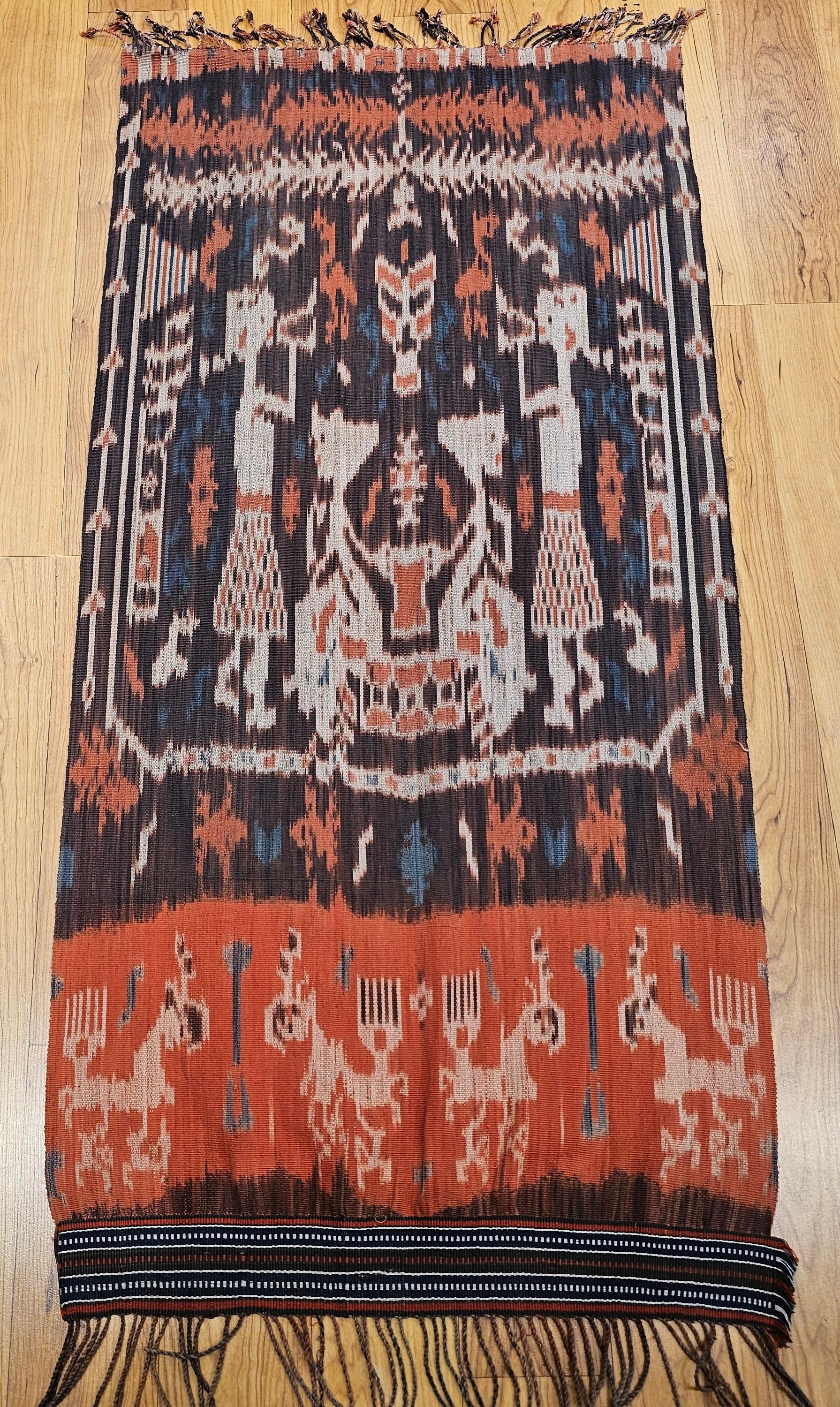 Llamativo panel textil Ikat vintage tejido a mano en Indonesia, de mediados del siglo XIX. Esta pieza artesanal presenta un atrevido diseño abstracto, logrado mediante el meticuloso proceso del ikat de urdimbre, una técnica en la que los hilos se