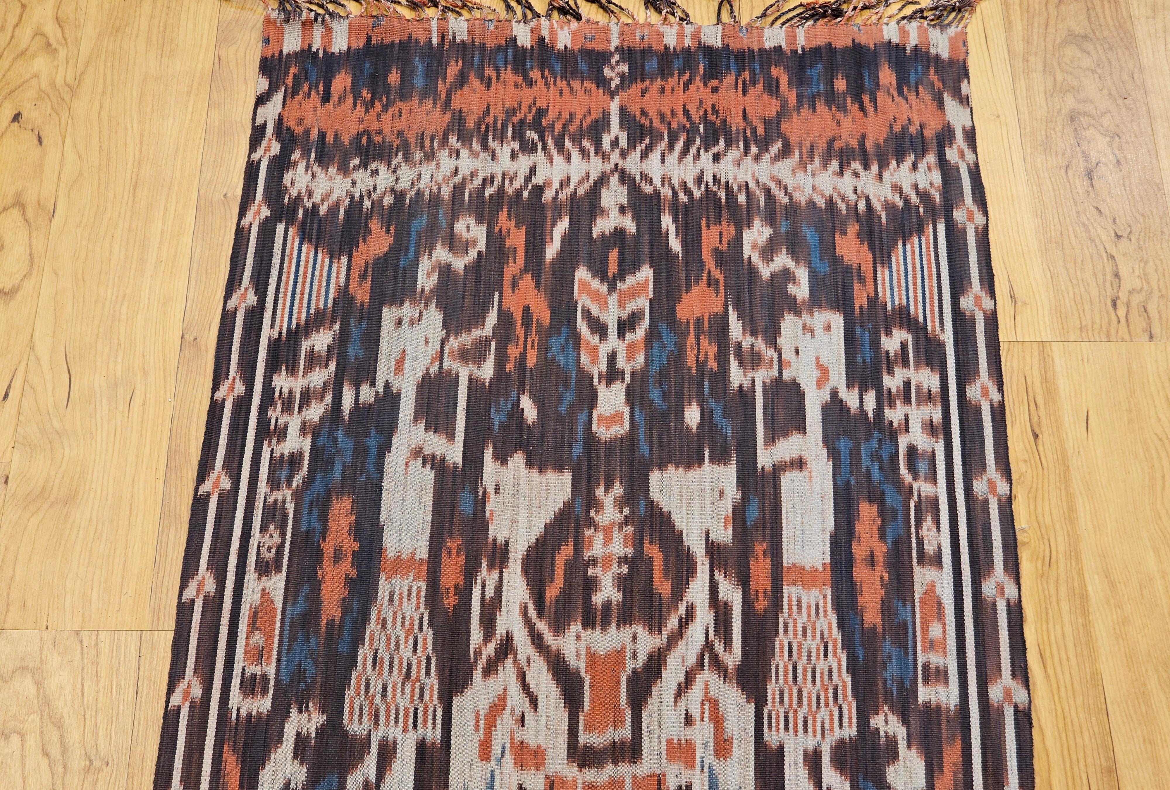 Panel Textil Ikat Vintage Tejido a Mano en Indonesia en Bueno estado para la venta en Barrington, IL