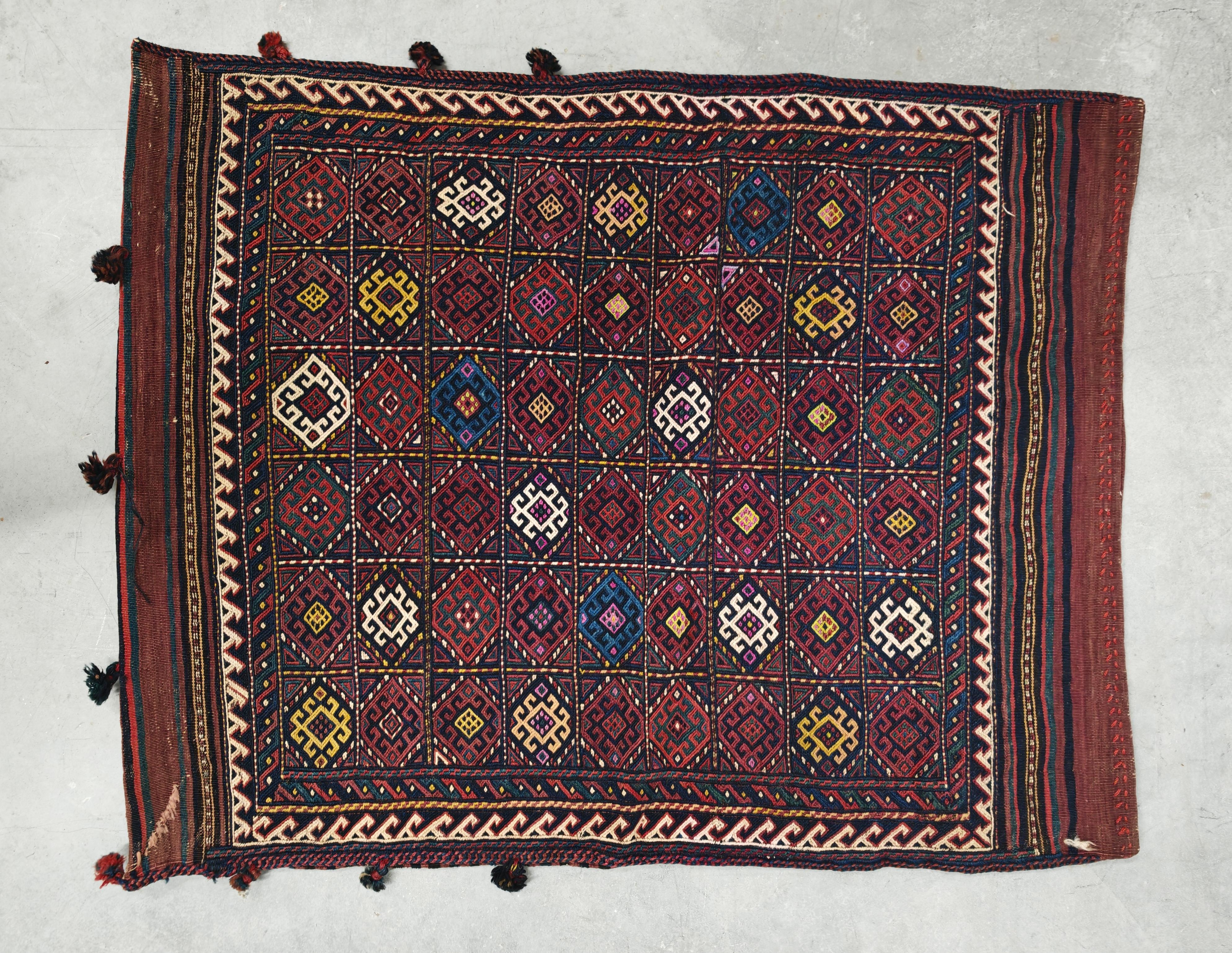 In questa inserzione troverai uno splendido Chuval vintage, tessuto a mano, oppure una borsa decorativa o un cuscino da pavimento realizzato dalle tribù curde. Il chuval è caratterizzato da motivi geometrici, lana tessuta in modo piatto in