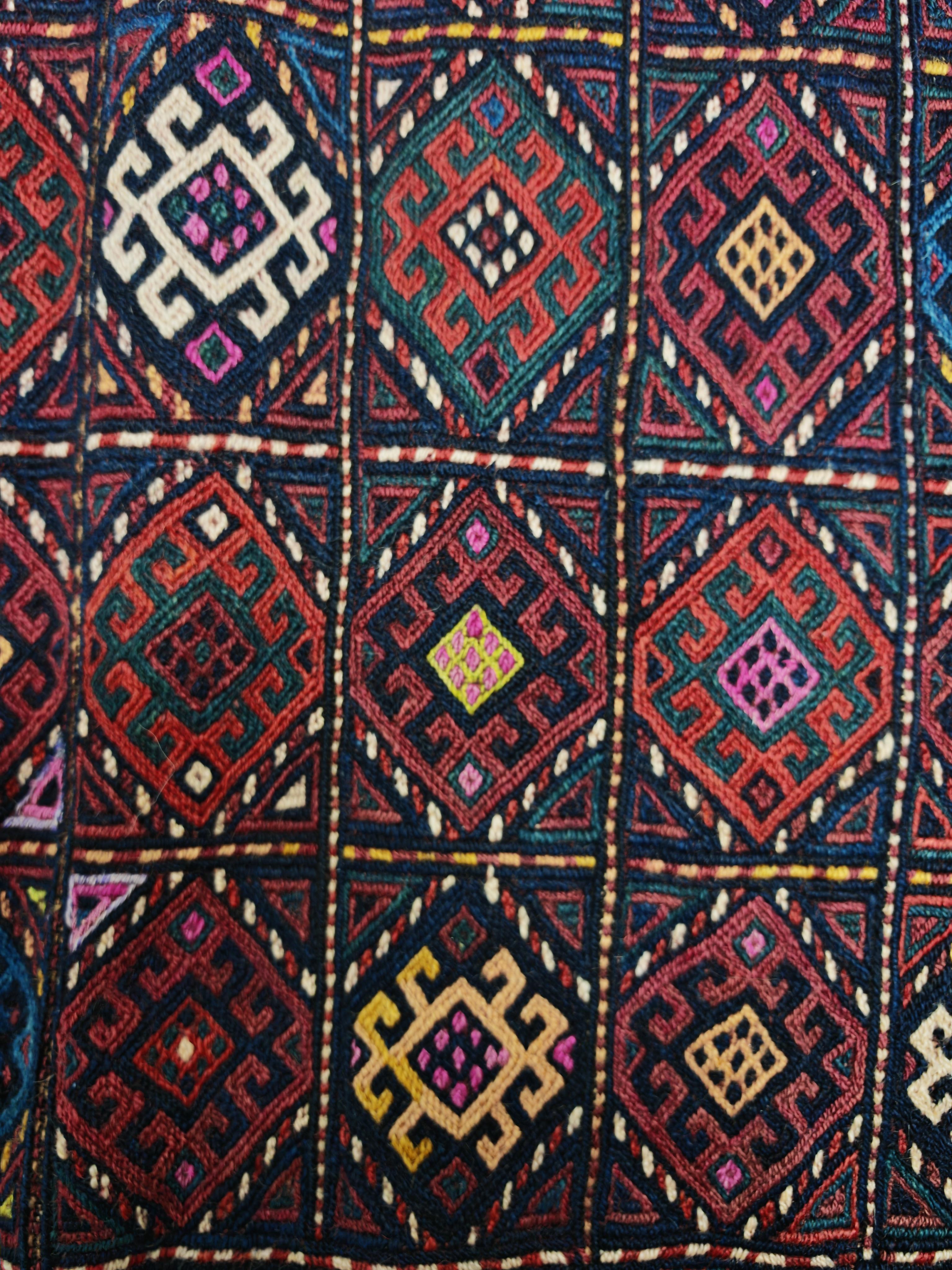 Metà XX secolo Chuval curdo d'epoca intrecciato a mano o borsa/cassa per cuscini da pavimento in vendita