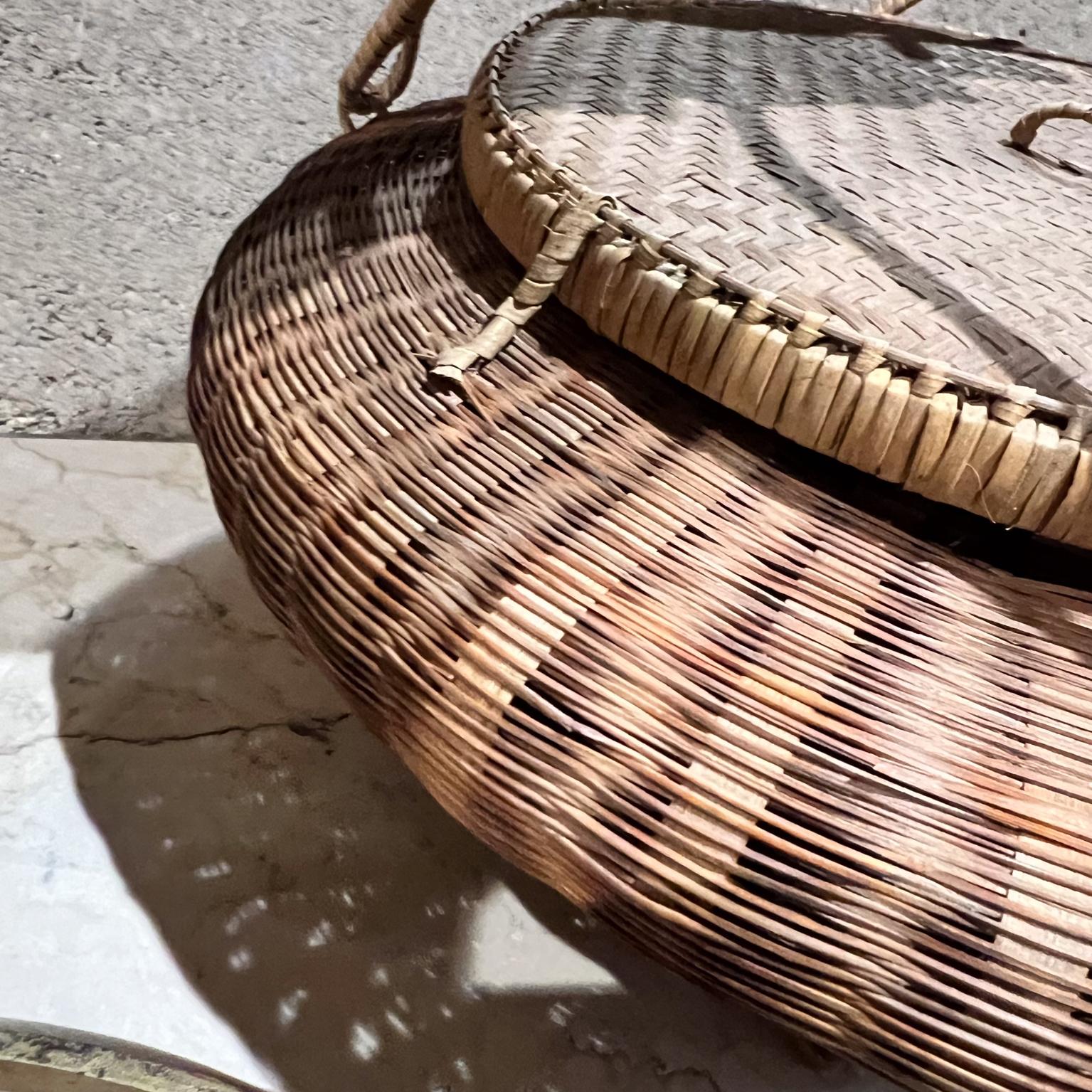Vintage Hand-Woven Lidded Basket with Handle For Sale 7