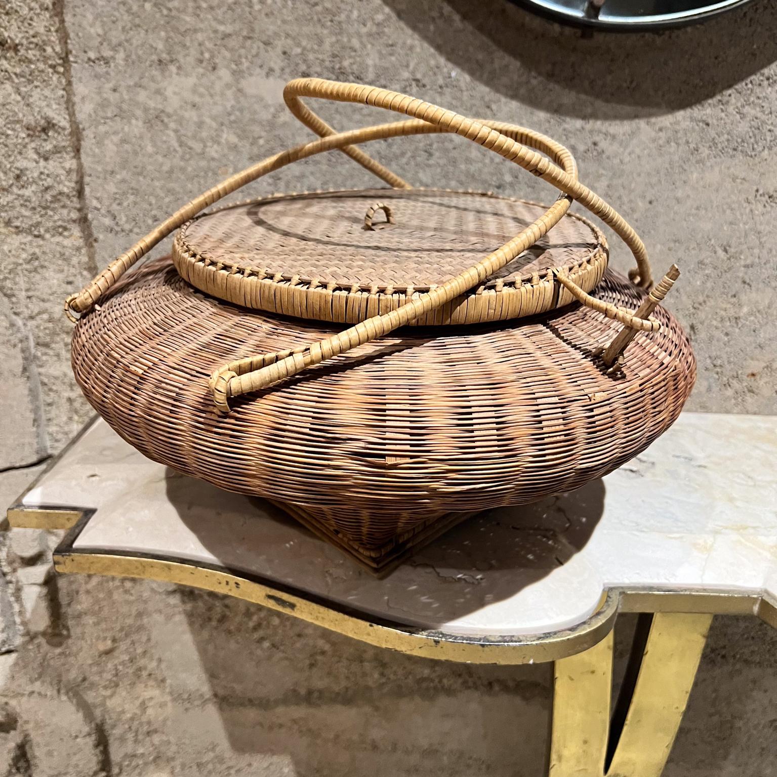 Vintage Hand-Woven Lidded Basket with Handle
12 h with handle, 6 h basket x 13 diameter
16.5 w x 10 d x 18 h
Original preowned vintage condition
Refer to images provided