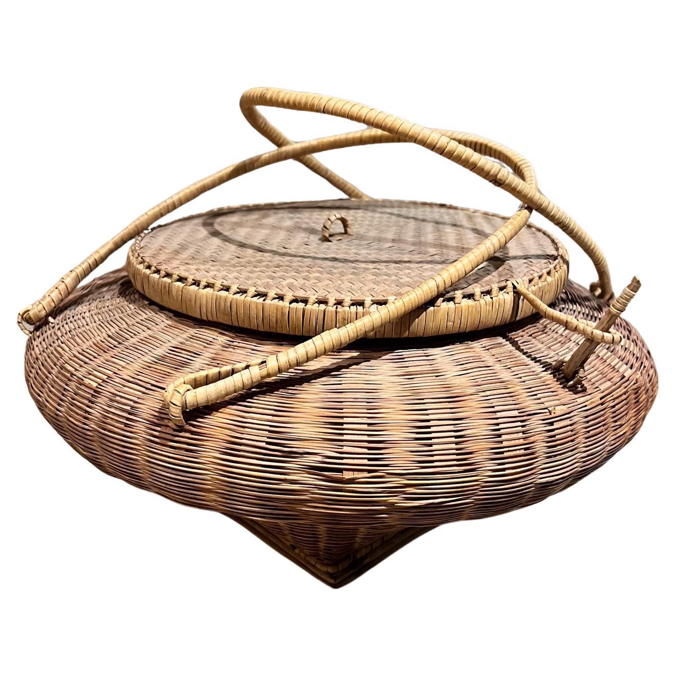 Vintage Hand-Woven Lidded Basket with Handle In Good Condition For Sale In Chula Vista, CA