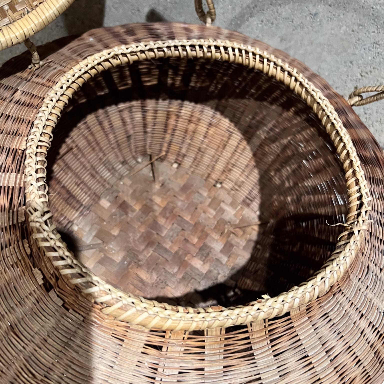 Vintage Hand-Woven Lidded Basket with Handle For Sale 3