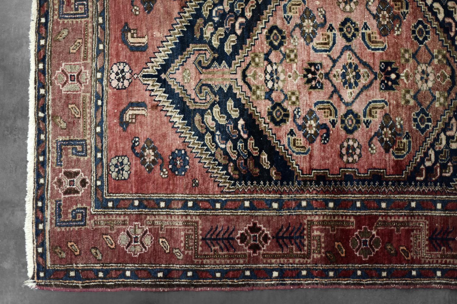 Questo tappeto persiano occidentale tessuto a mano proviene dalla regione di Hamadan, in Iran, alla periferia di Kamse. Risalente agli anni '60, è densamente tessuta in pile di pura lana di provenienza locale. Il tappeto è tinto naturalmente in toni