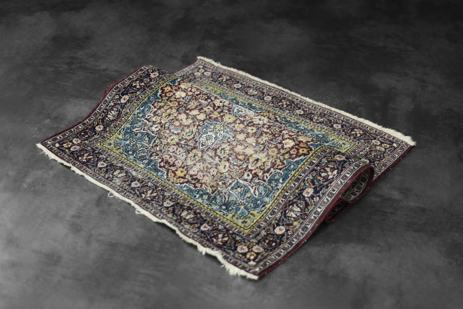 Vintage Hand-Woven Middle Eastern Oriental Isfahan Rug, 1940s For Sale 3