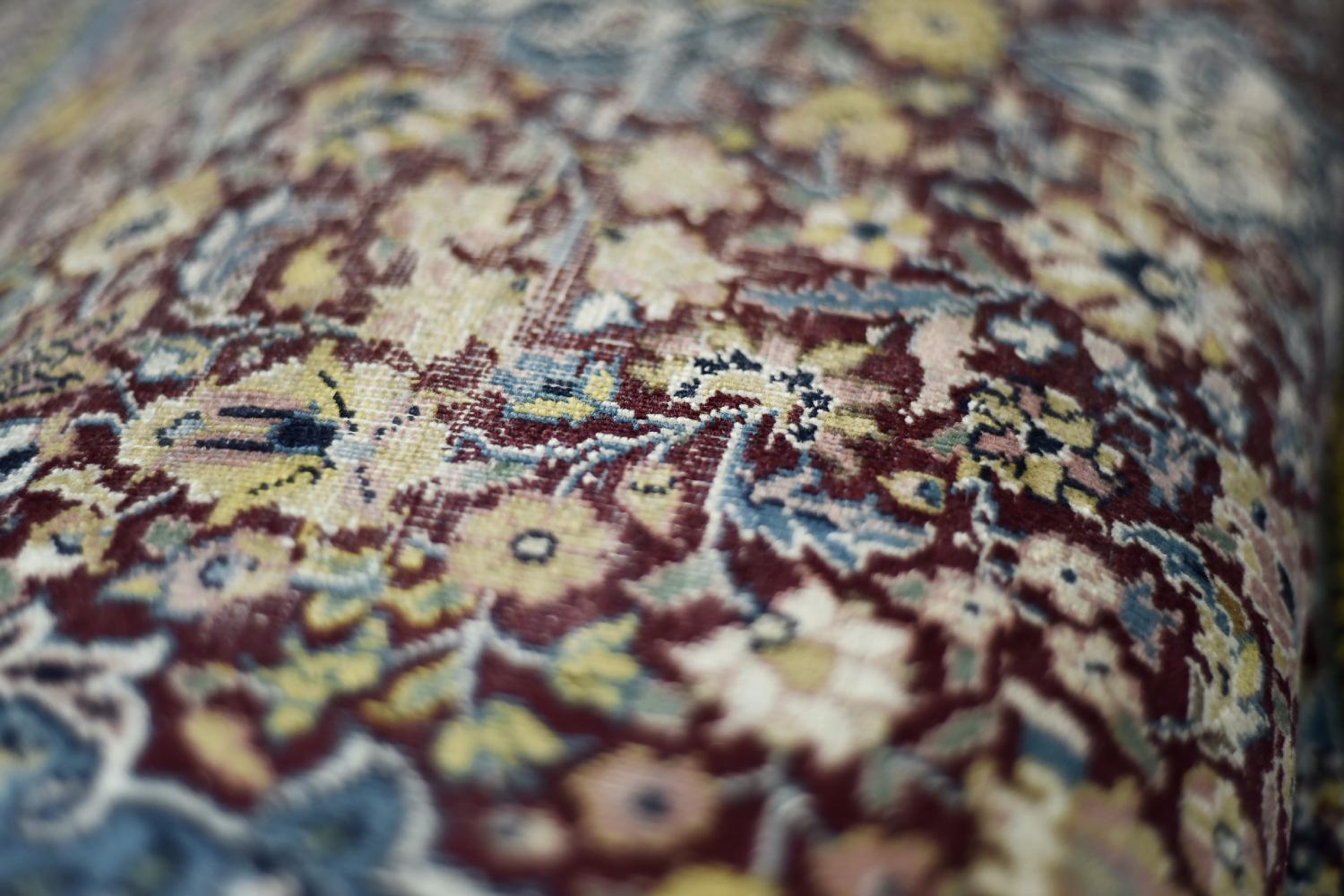 Vintage Hand-Woven Middle Eastern Oriental Isfahan Rug, 1940s For Sale 4