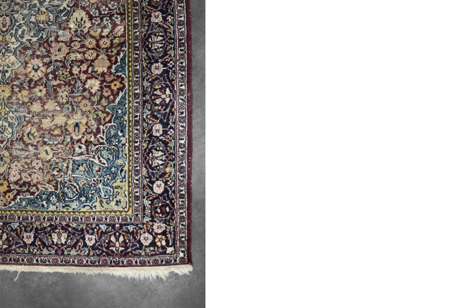 Vintage Hand-Woven Middle Eastern Oriental Isfahan Rug, 1940s In Good Condition For Sale In Warszawa, Mazowieckie