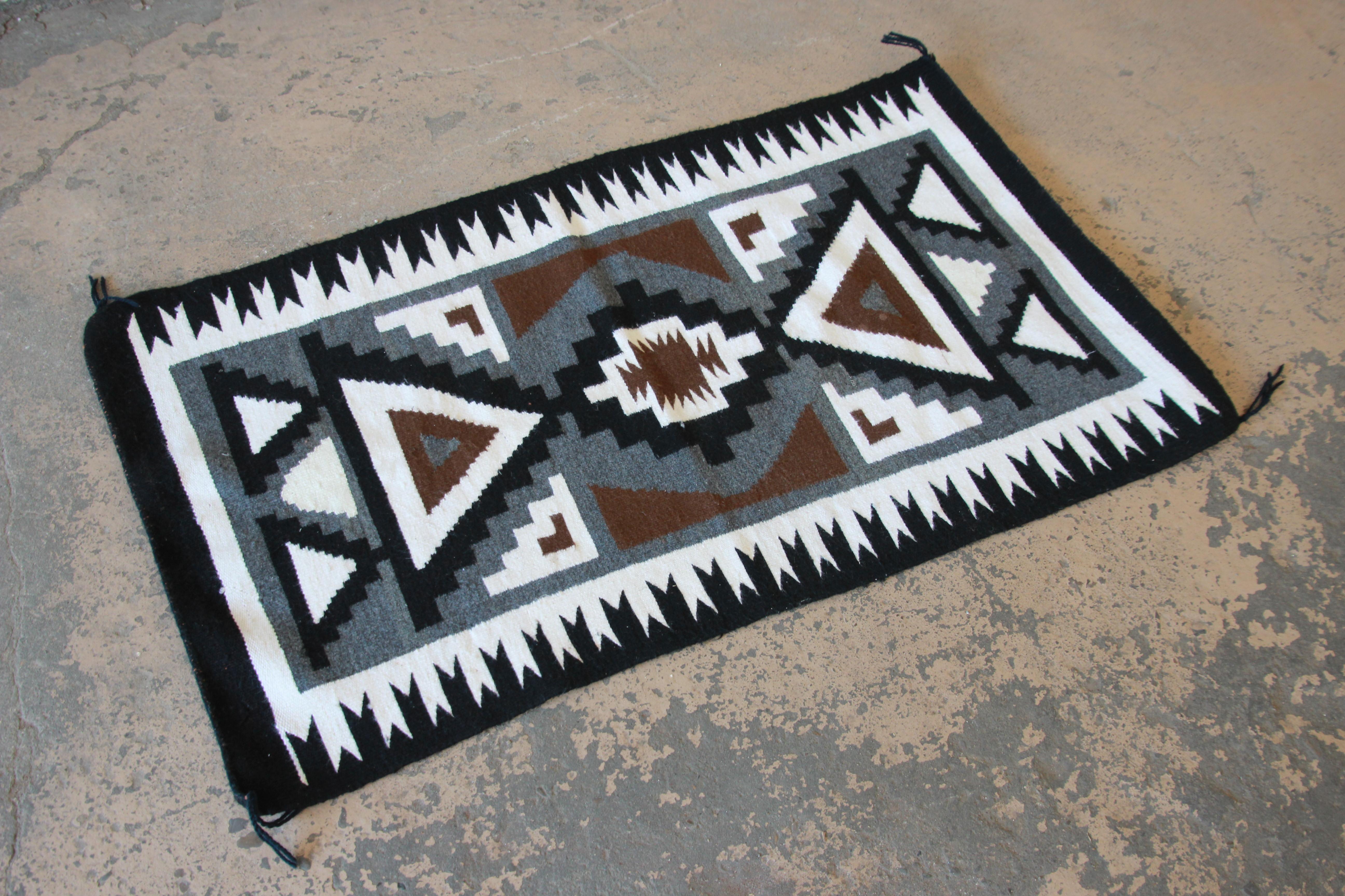 Handgewebter Navajo-Teppich im Vintage-Stil in Schwarz, Weiß, Braun und Grau, ca. 1950er Jahre (amerikanisch) im Angebot