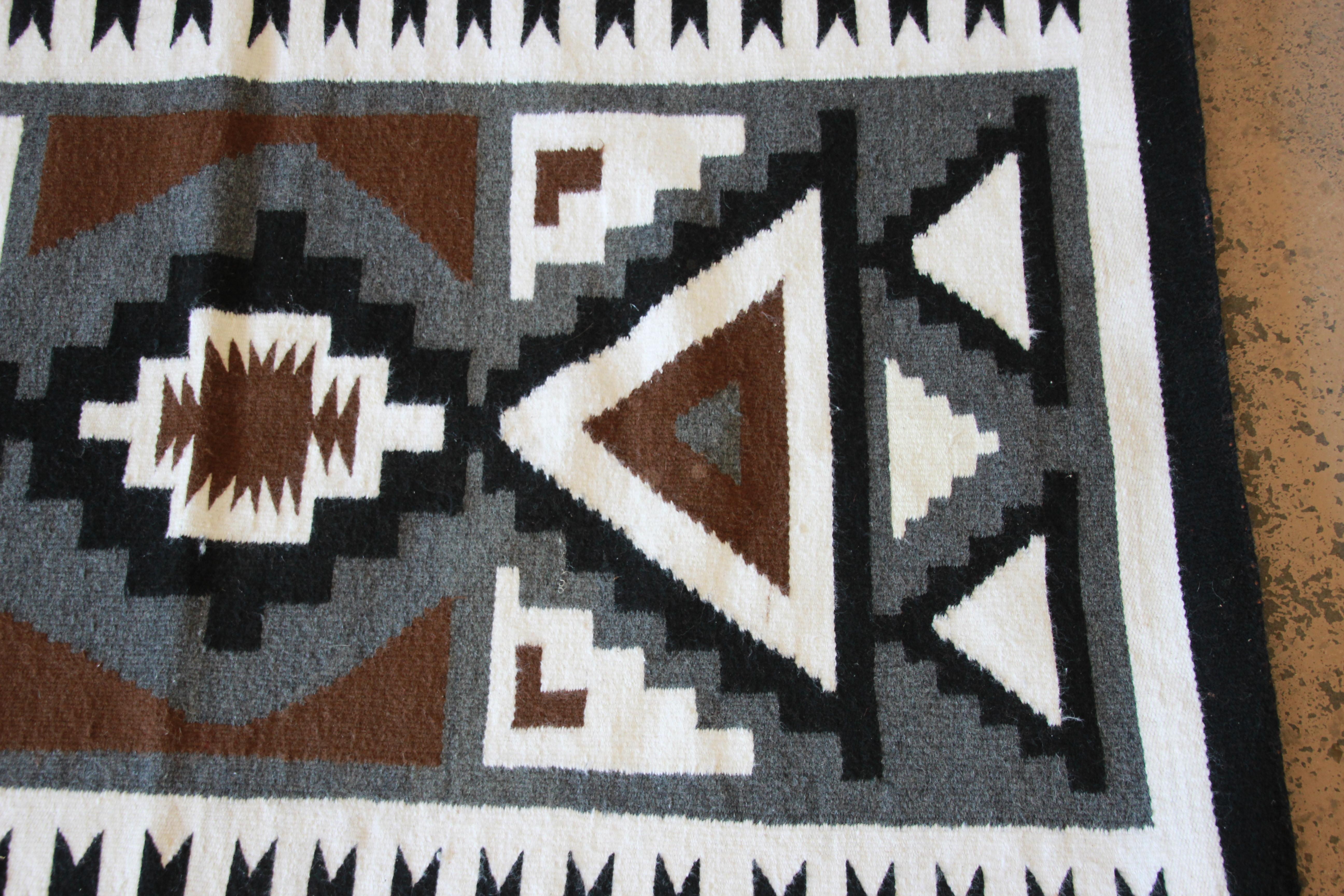 Handgewebter Navajo-Teppich im Vintage-Stil in Schwarz, Weiß, Braun und Grau, ca. 1950er Jahre (20. Jahrhundert) im Angebot